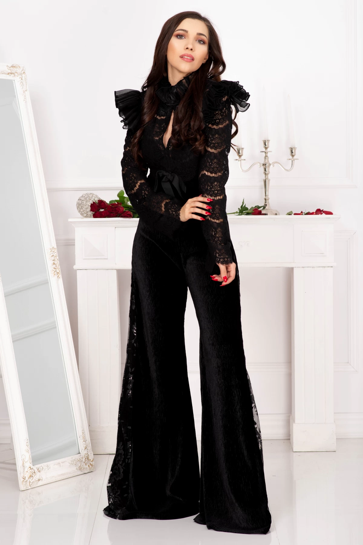Pantaloni evazati eleganti din catifea cu insertii laterale din tulle brodat