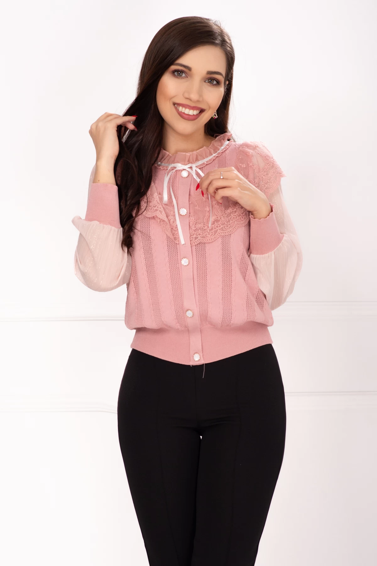 Bluza rose din tricot fin cu volane din dantela