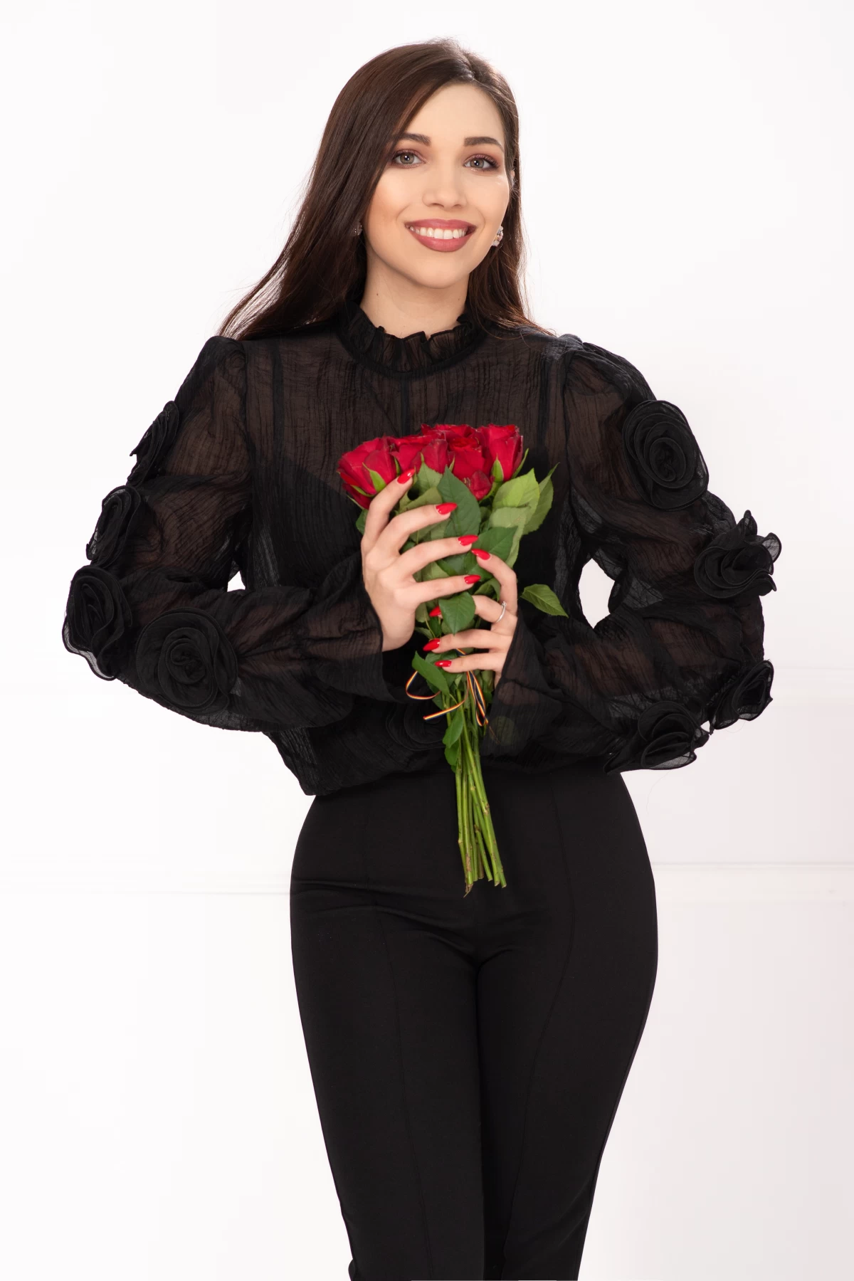 Camasa delicata neagra din crep cu trandafiri 3D
