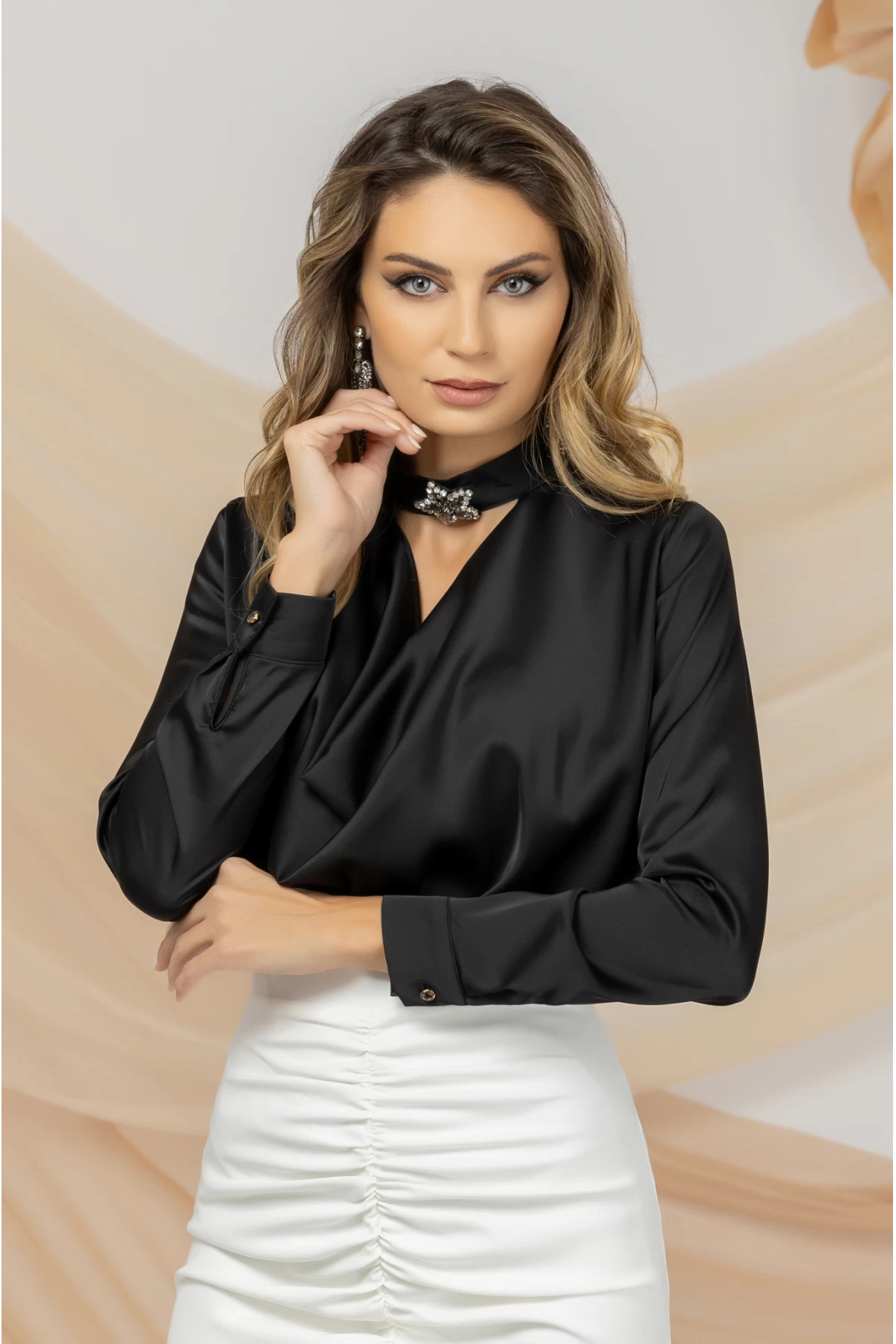 Bluza dama neagra satinata cu accesoriu stea