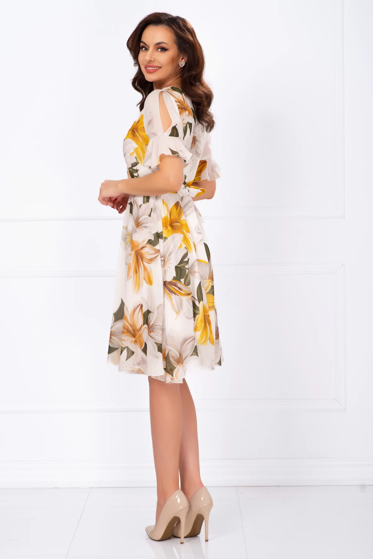 Rochie de zi din voal ecru in clos cu imprimeu floral