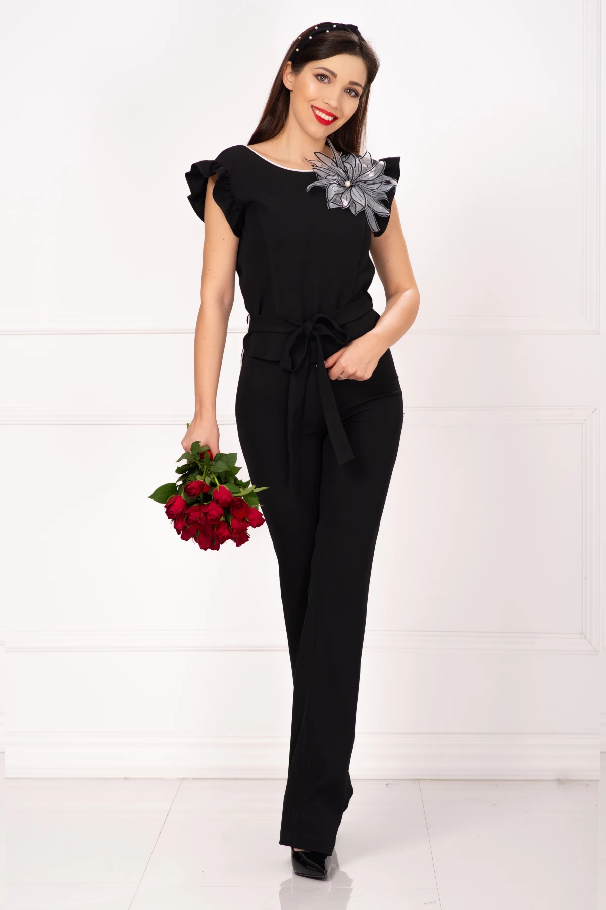 Compleu elegant negru cu pantalon evazat si bluza cu floare 3D