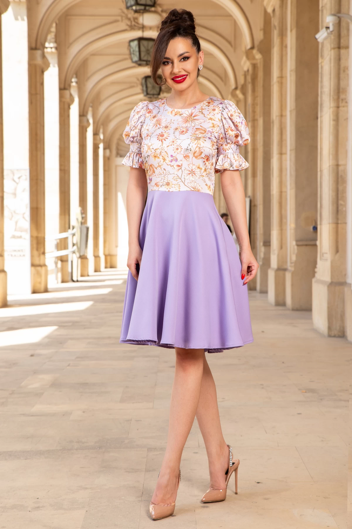 Rochie InPuff de zi in clos lavanda cu maneci bufante si flori delicate