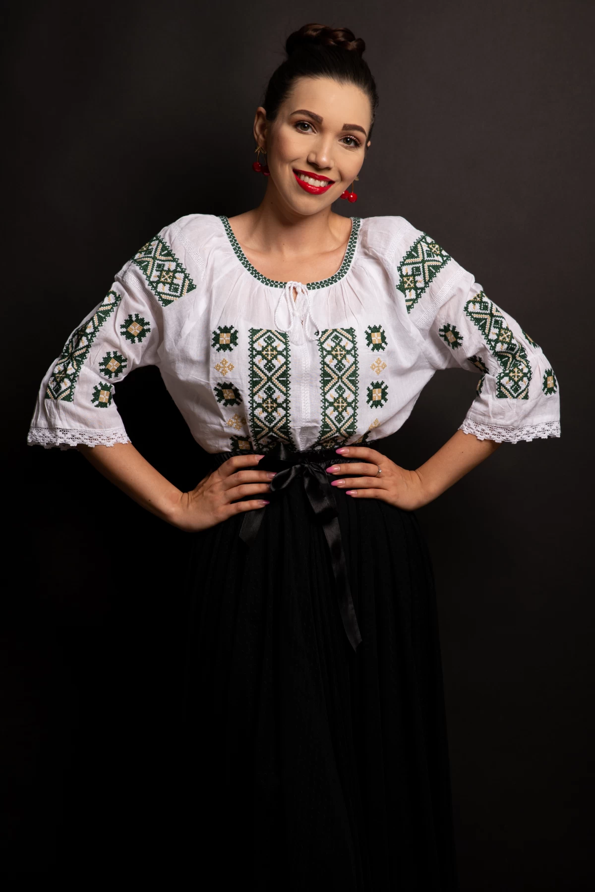 Ie traditionala romaneasca cu broderie verde in simbolul crucii