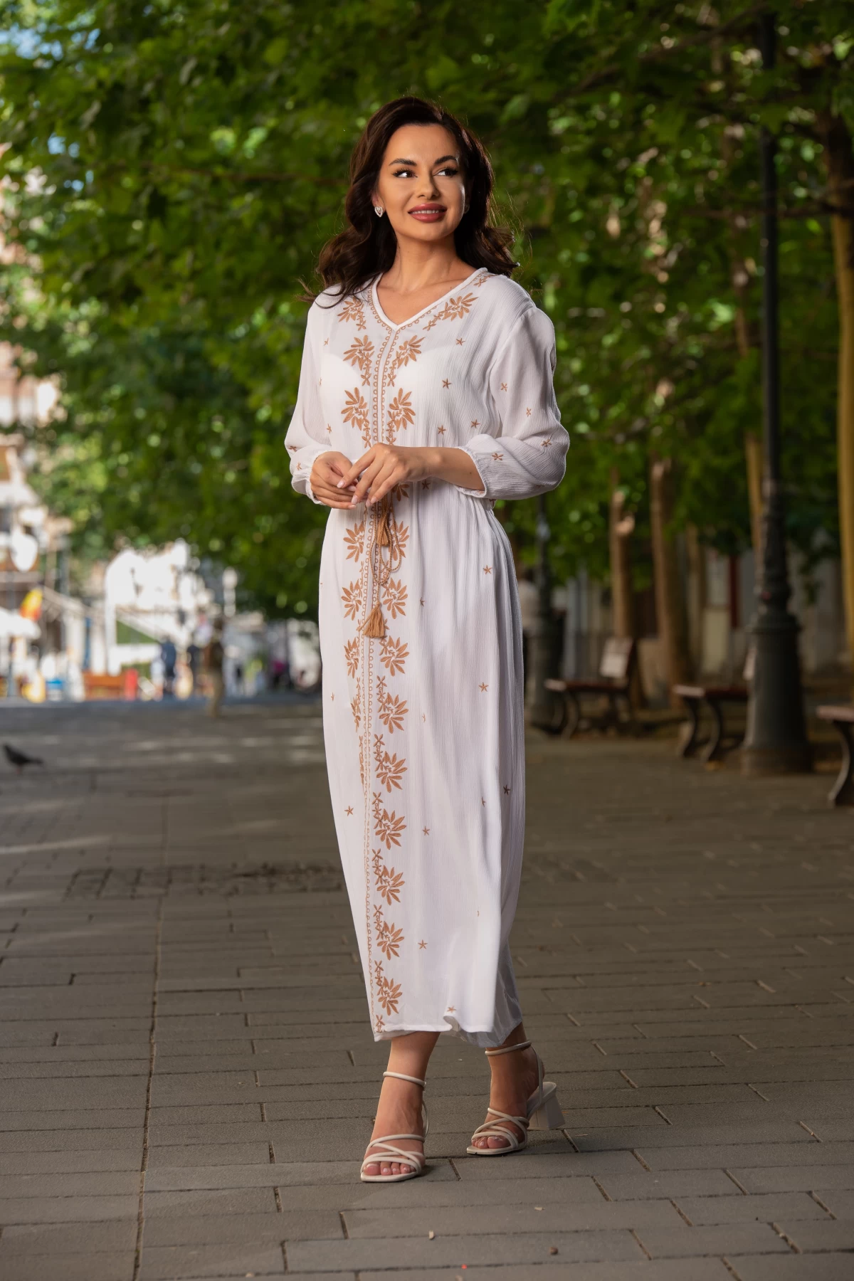 Rochie traditionala eleganta alba lunga din vascoza Maria cu broderie bej