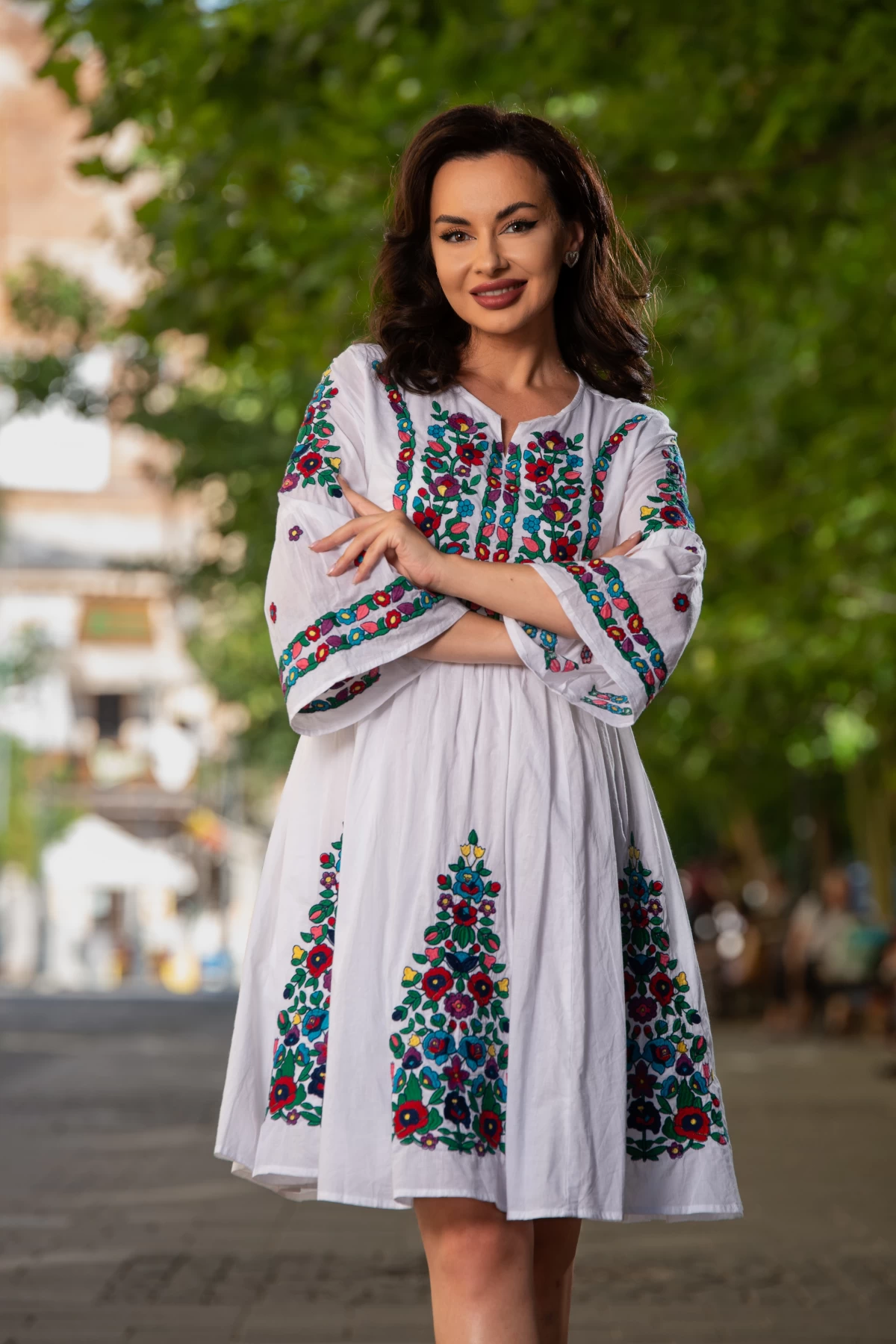 Rochie traditionala alba din bumbac Violeta cu maneca tip clopot si broderie florala