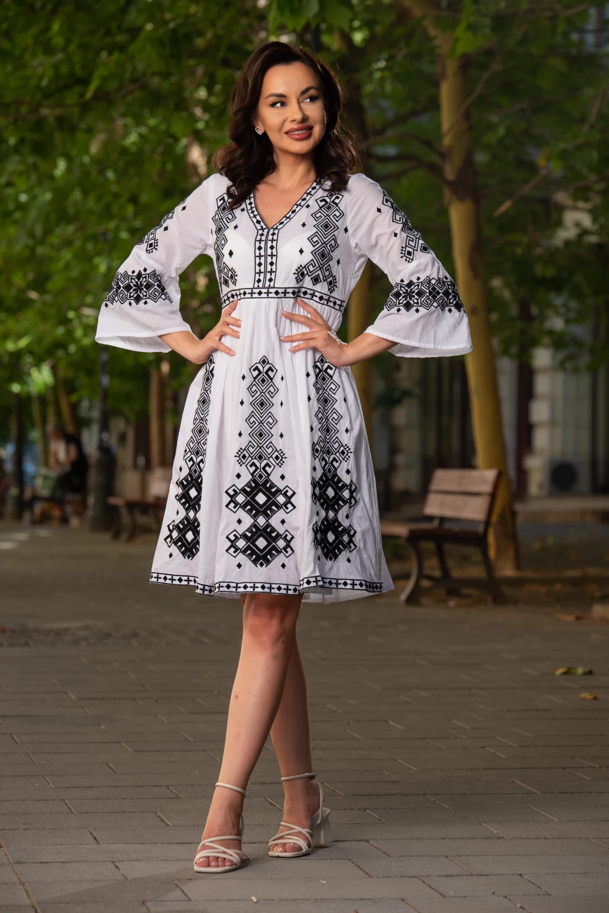 Rochie traditionala alba din bumbac cu broderie neagra Simona