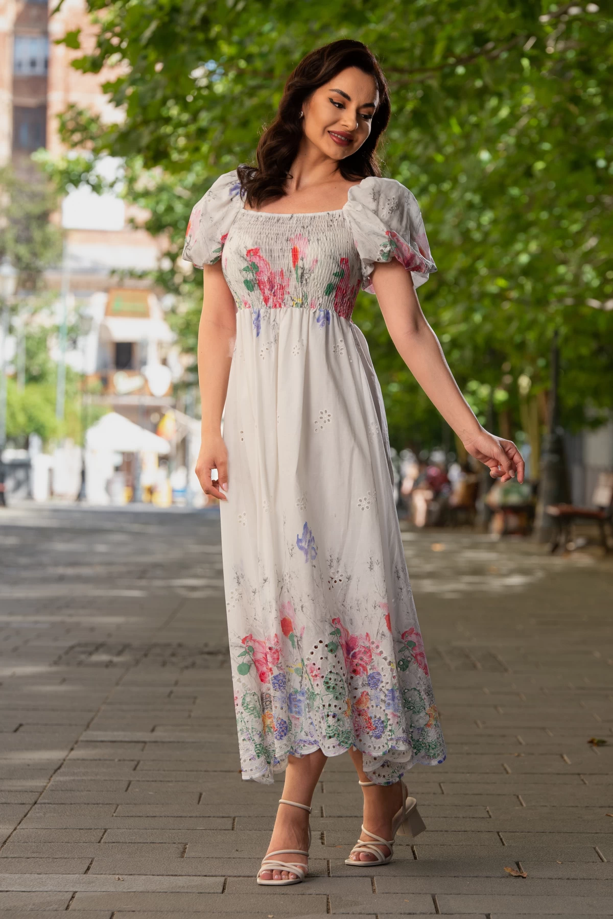 Rochie de vara alba din bumbac perforat cu imprimeu tip pictura florala