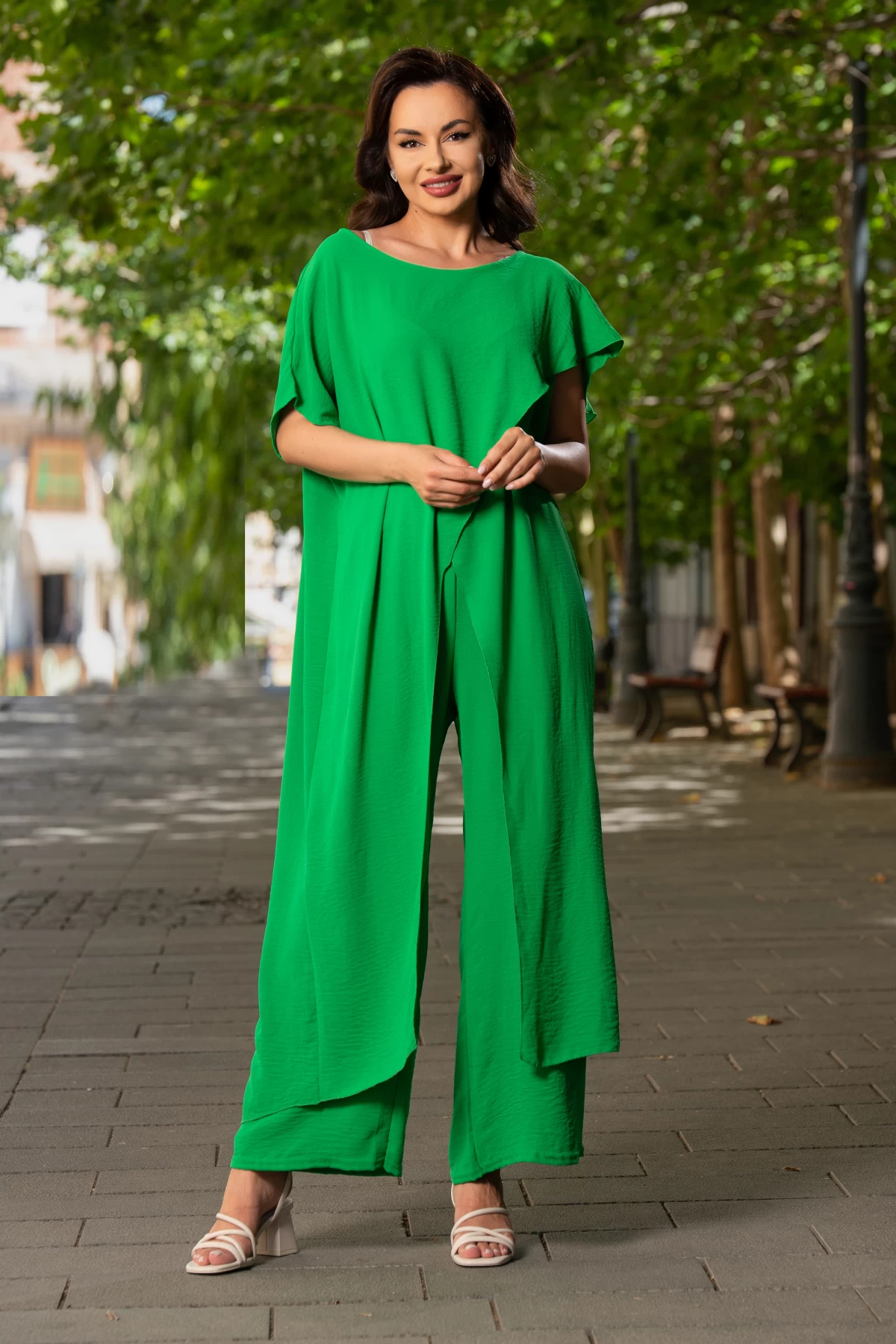 Compleu casual lejer verde cu bluza asimetrica si pantalon evazat