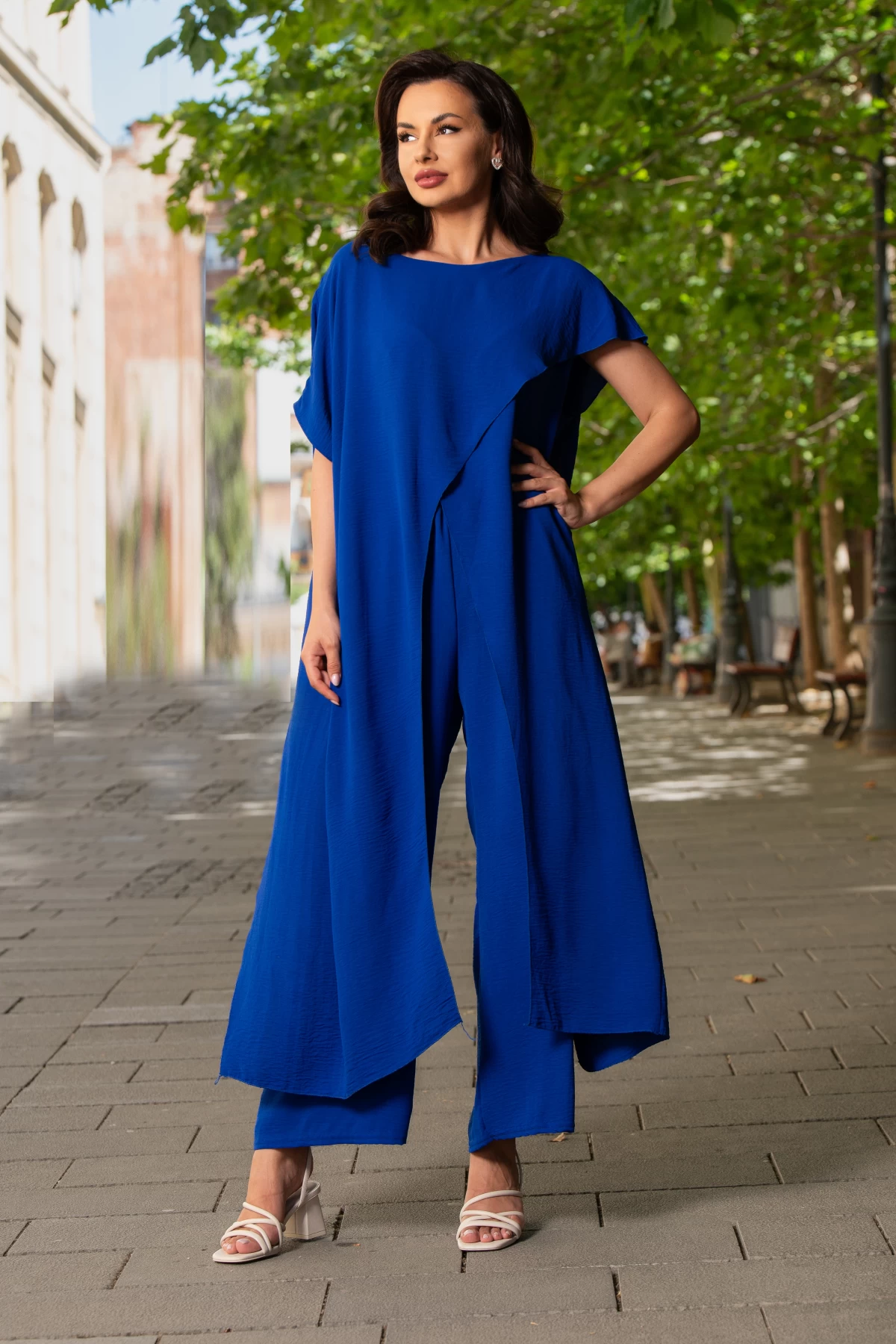 Compleu casual lejer albastru-royal cu bluza asimetrica si pantalon evazat