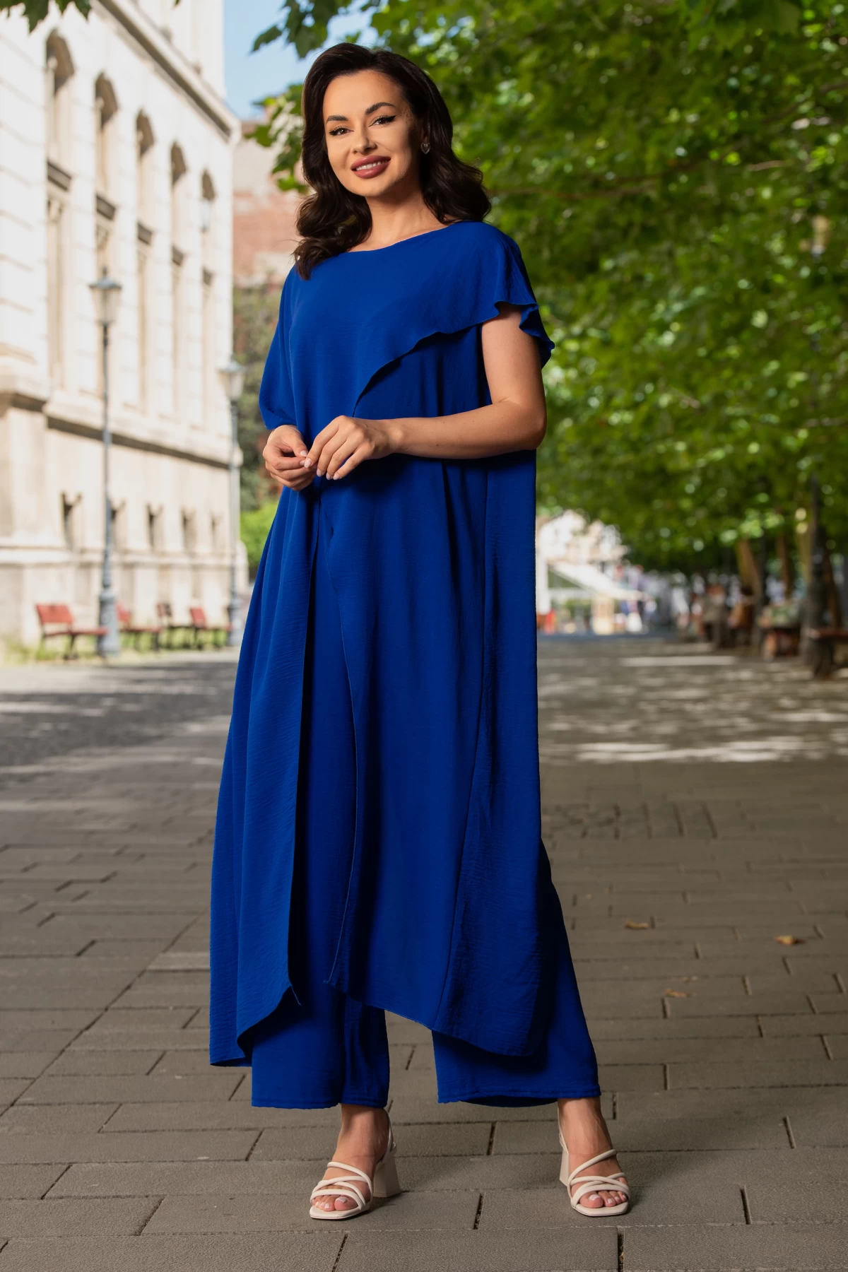 Compleu casual lejer albastru-royal cu bluza asimetrica si pantalon evazat
