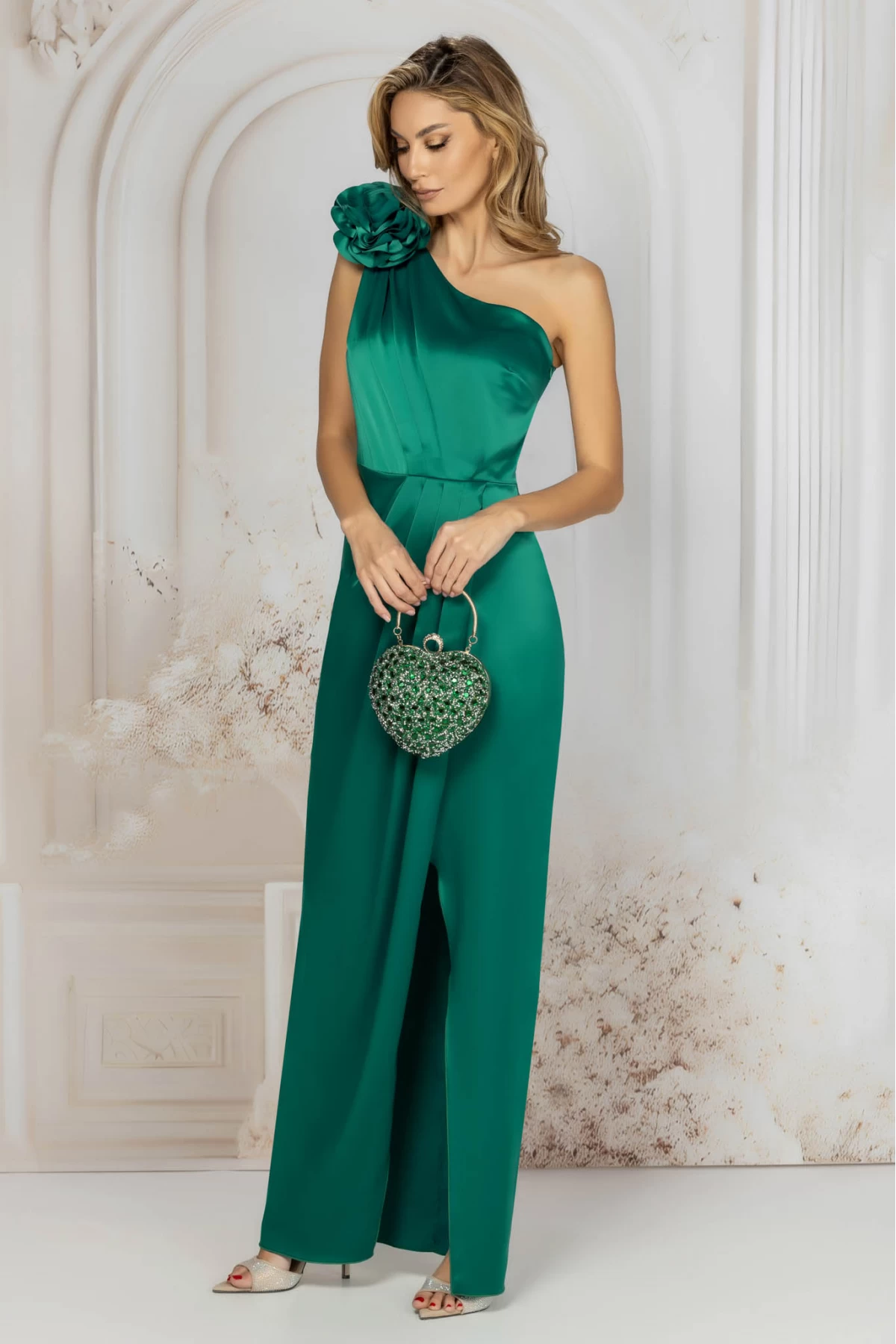 Rochie de seara verde lunga petrecuta cu umar gol si floare 3D
