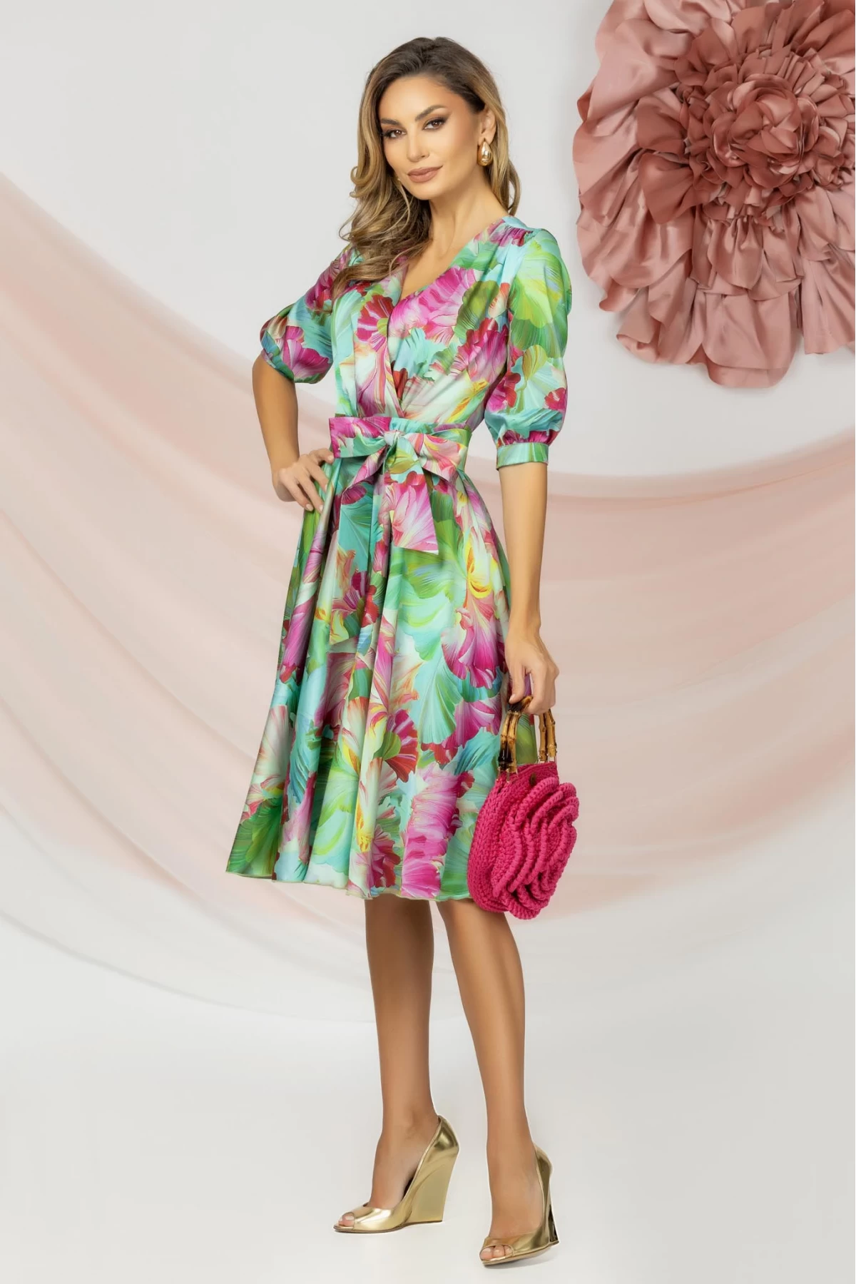 Rochie de zi eleganta in clos cu imprimeu floral multicolor