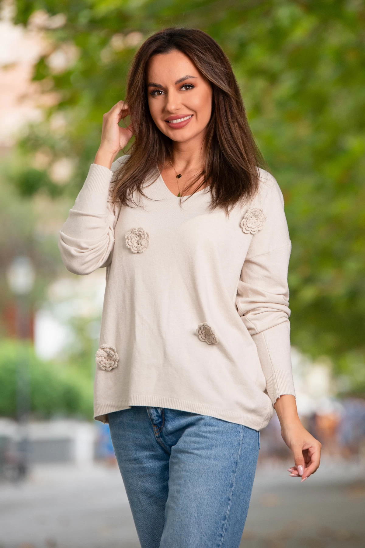 Pulover din tricot fin bej cu flori 3D tricotate