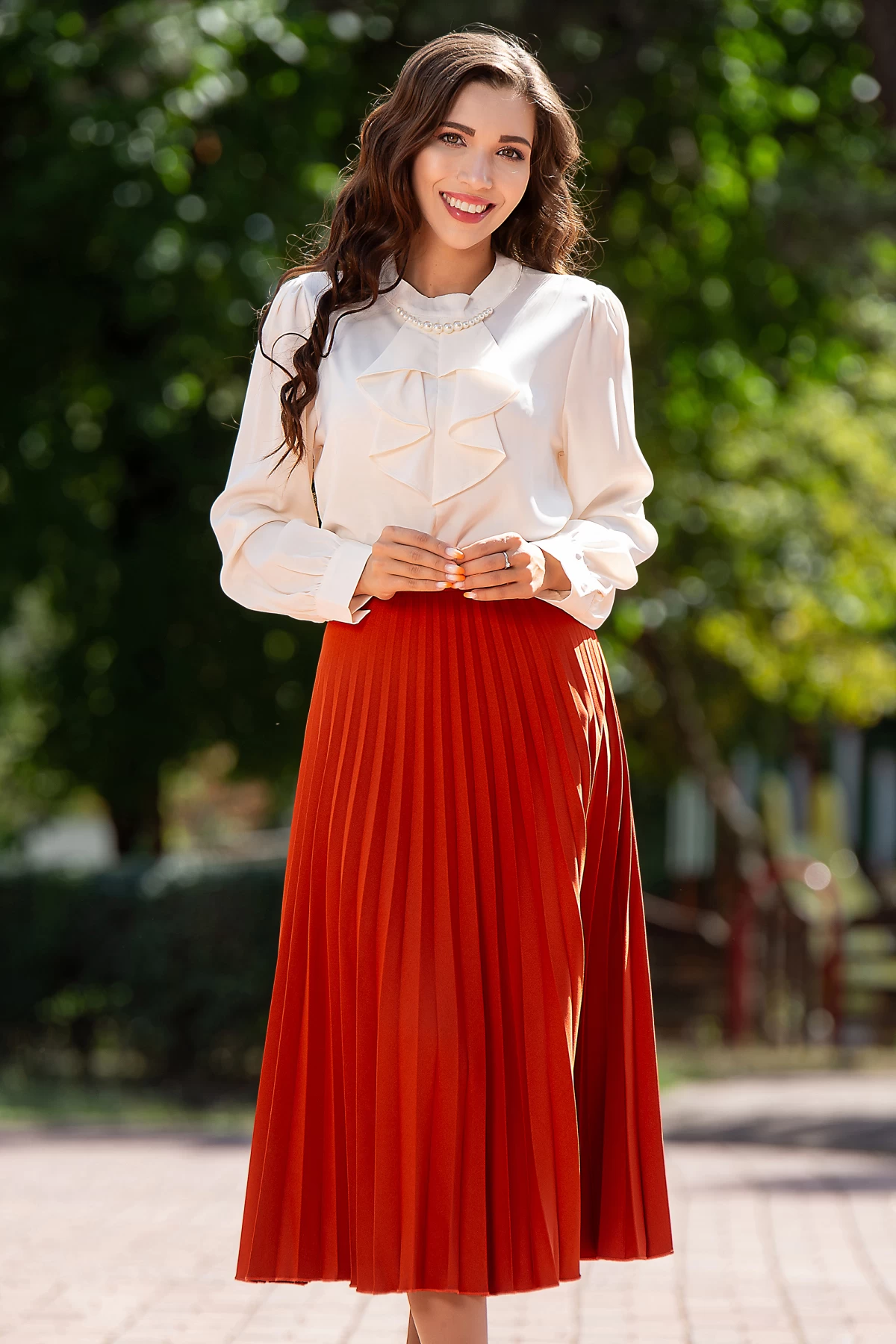 Bluza dama eleganta din voal crem cu jabou si colier din perle