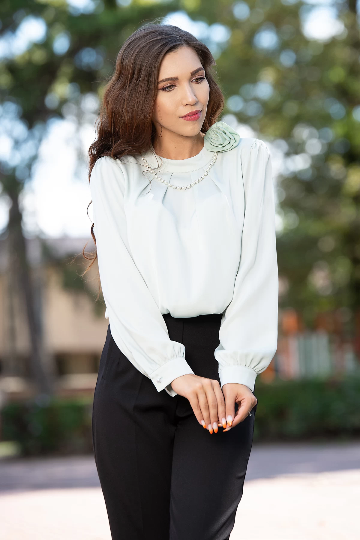 Bluza dama eleganta mint din voal cu floare 3D si colier din perle