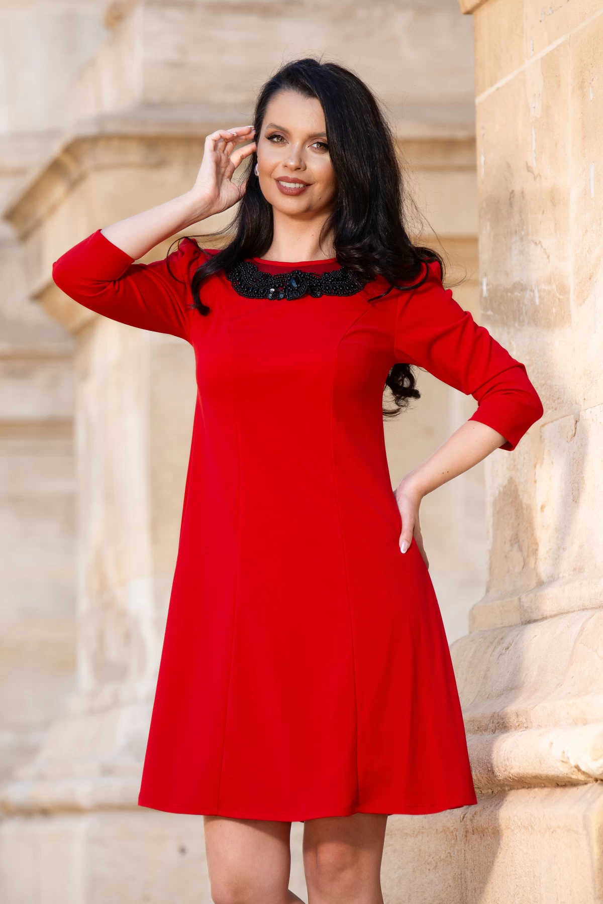 Rochie de ocazie rosie evazata cu colier din margele negre