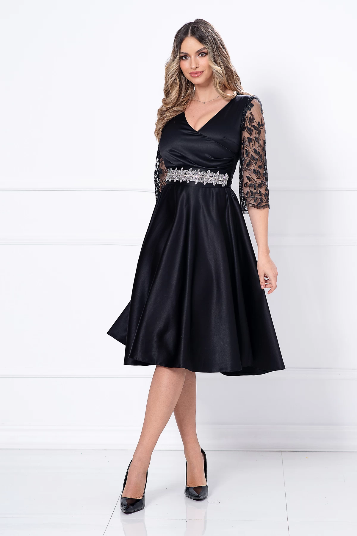 Rochie eleganta midi in clos neagra cu maneci din tulle brodat