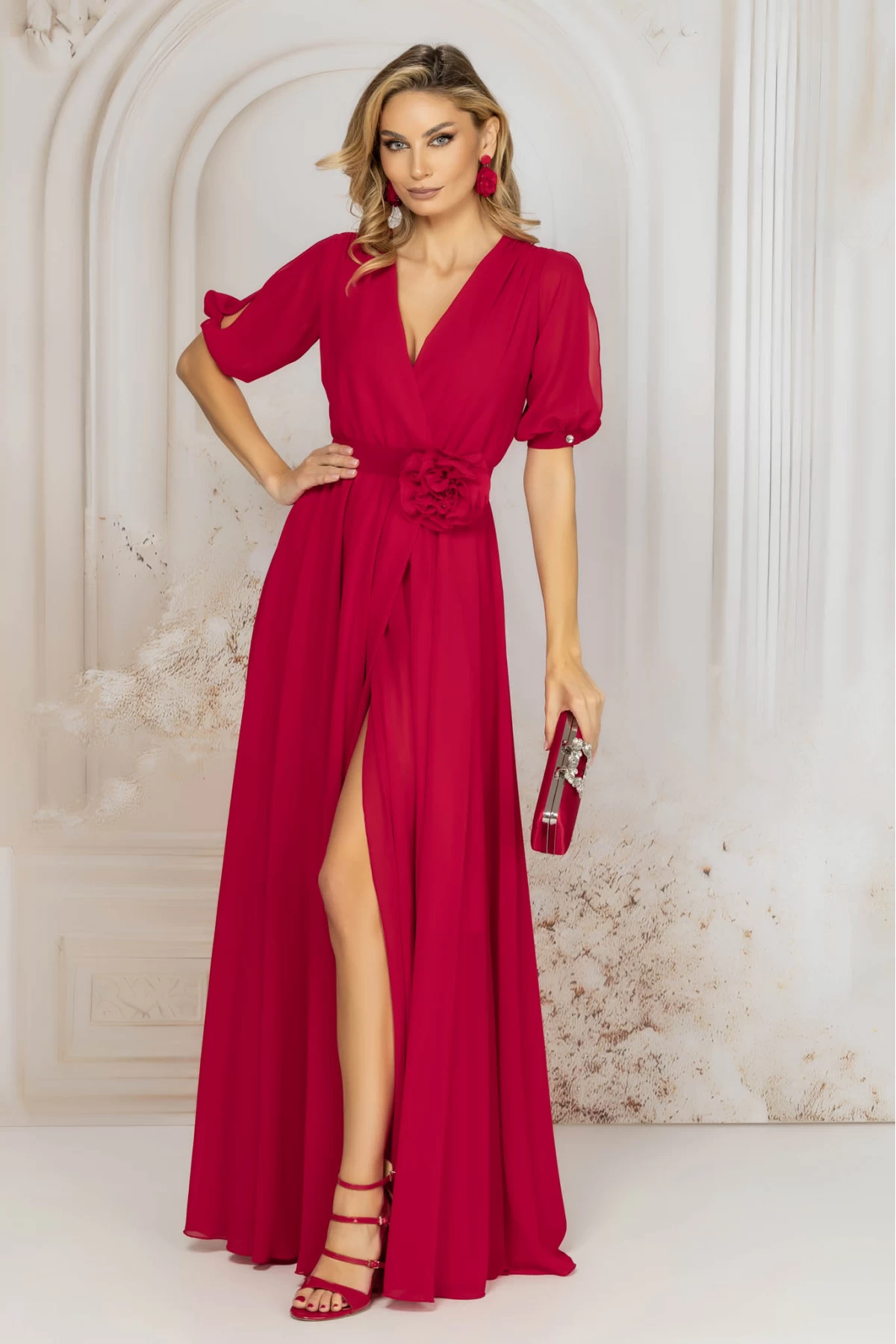 Rochie de seara rosie lunga cu floare in talie si decolteu petrecut