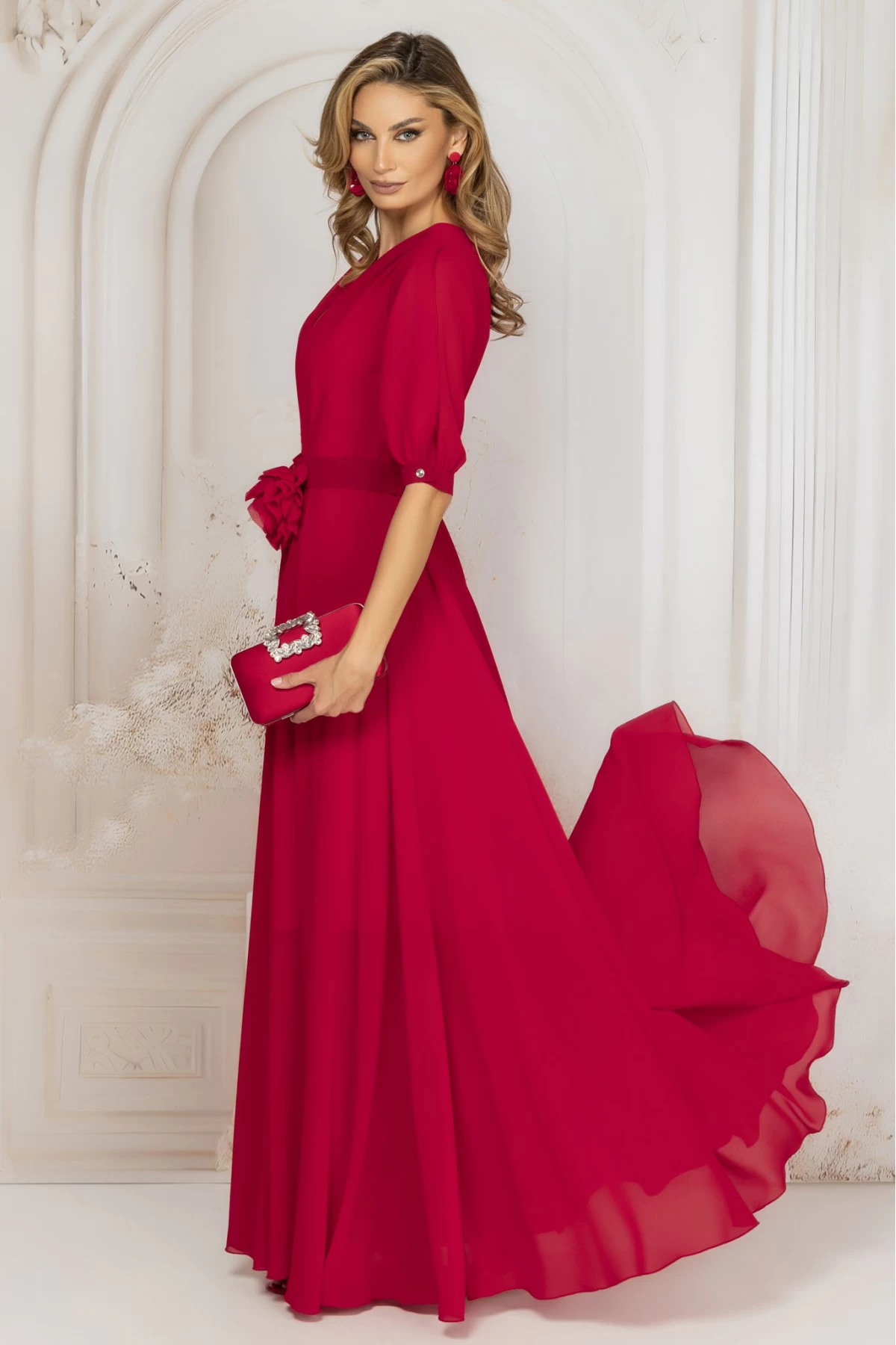 Rochie de seara rosie lunga cu floare in talie si decolteu petrecut