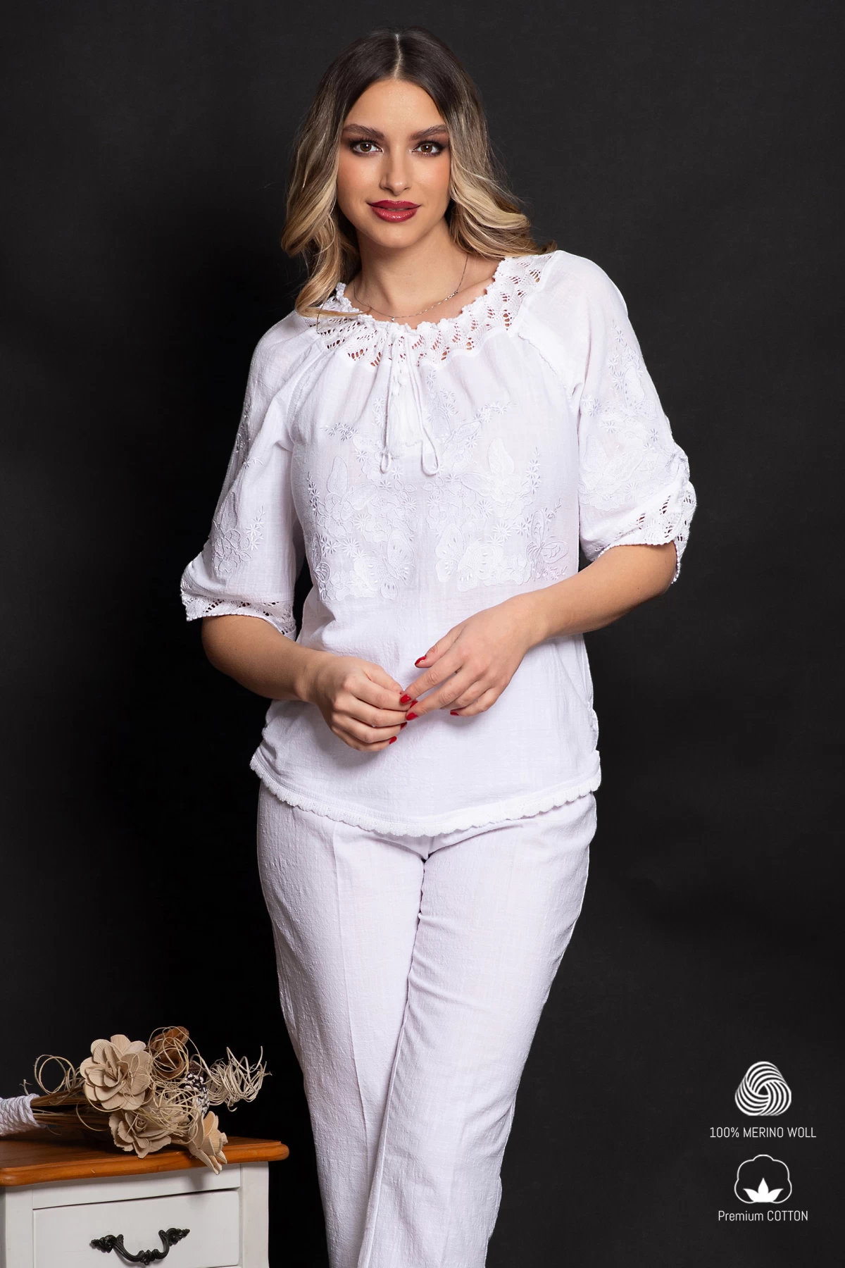 Ie traditionala din bumbac cu fluturi albi si model floral brodat