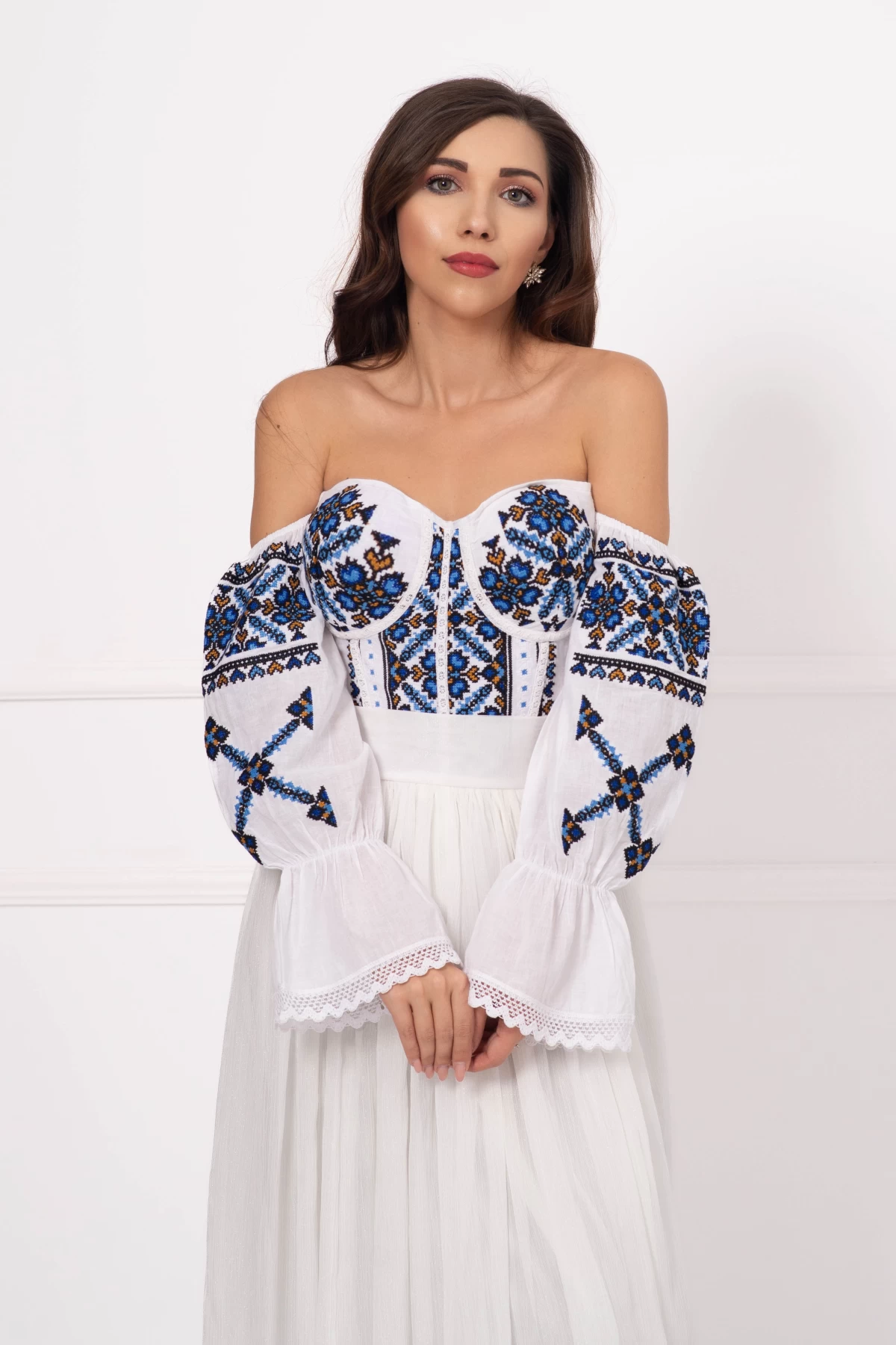 Corset traditional alb cu broderie albastra inspirata din folclor