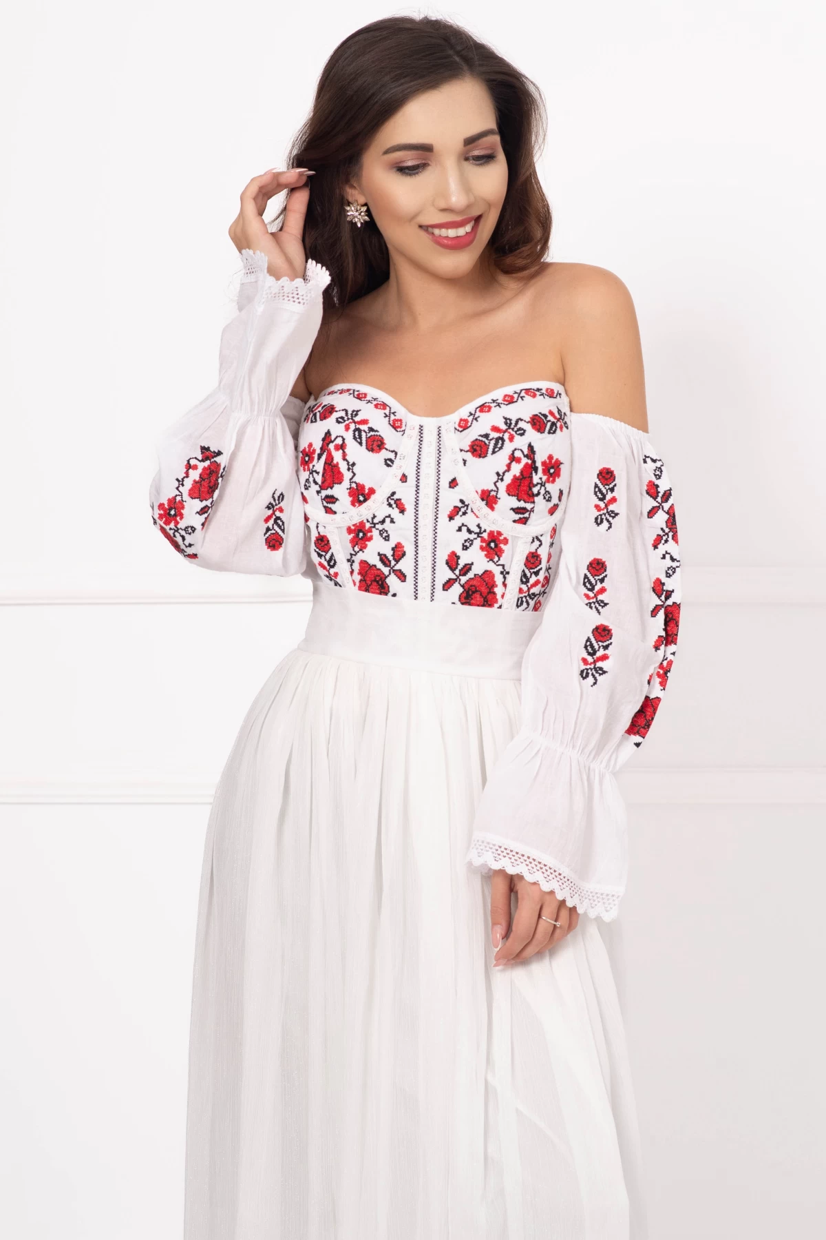Corset traditional alb din bumbac cu trandafiri rosii brodati