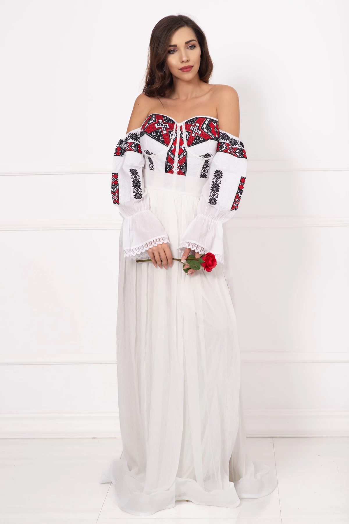 Corset traditional alb brodat cu model geometric inspirat din portul popular