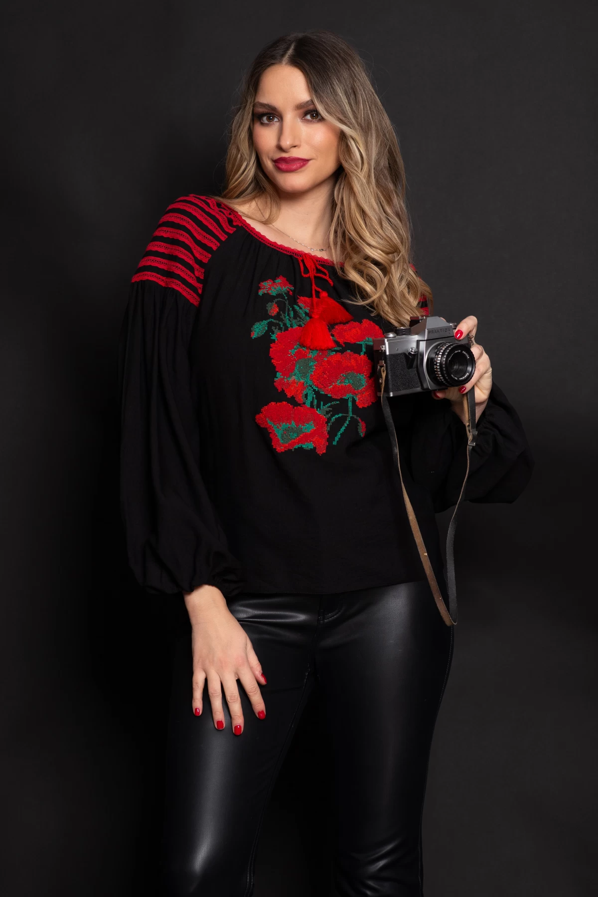 Bluza Effect neagra din vascoza cu broderie florala rosie si maneci bufante