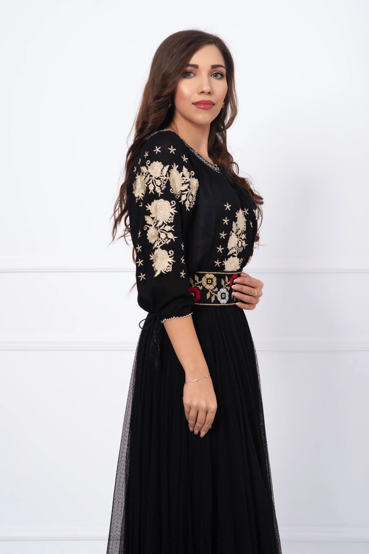 Ie traditionala din vascoza neagra cu broderie florala bej