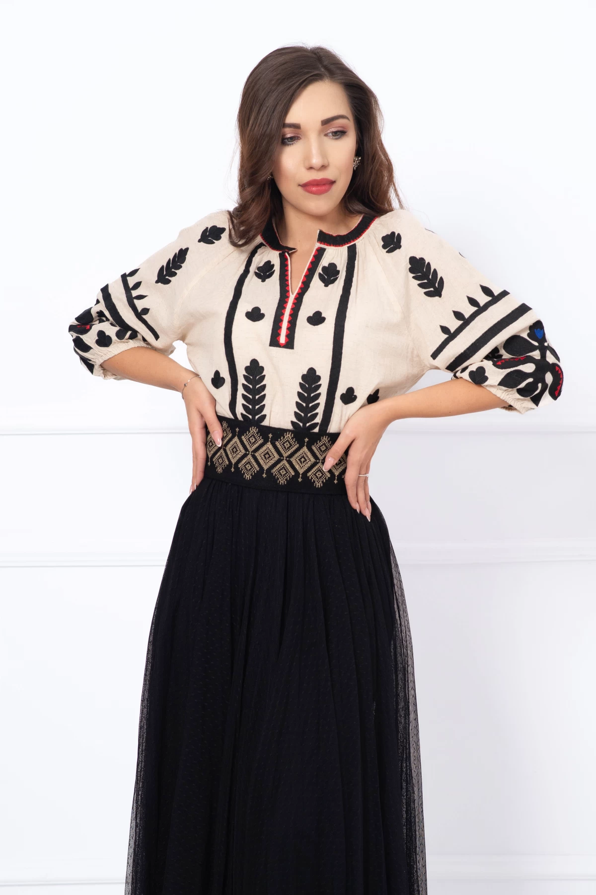 Bluza traditionala bej din in cu broderie florala