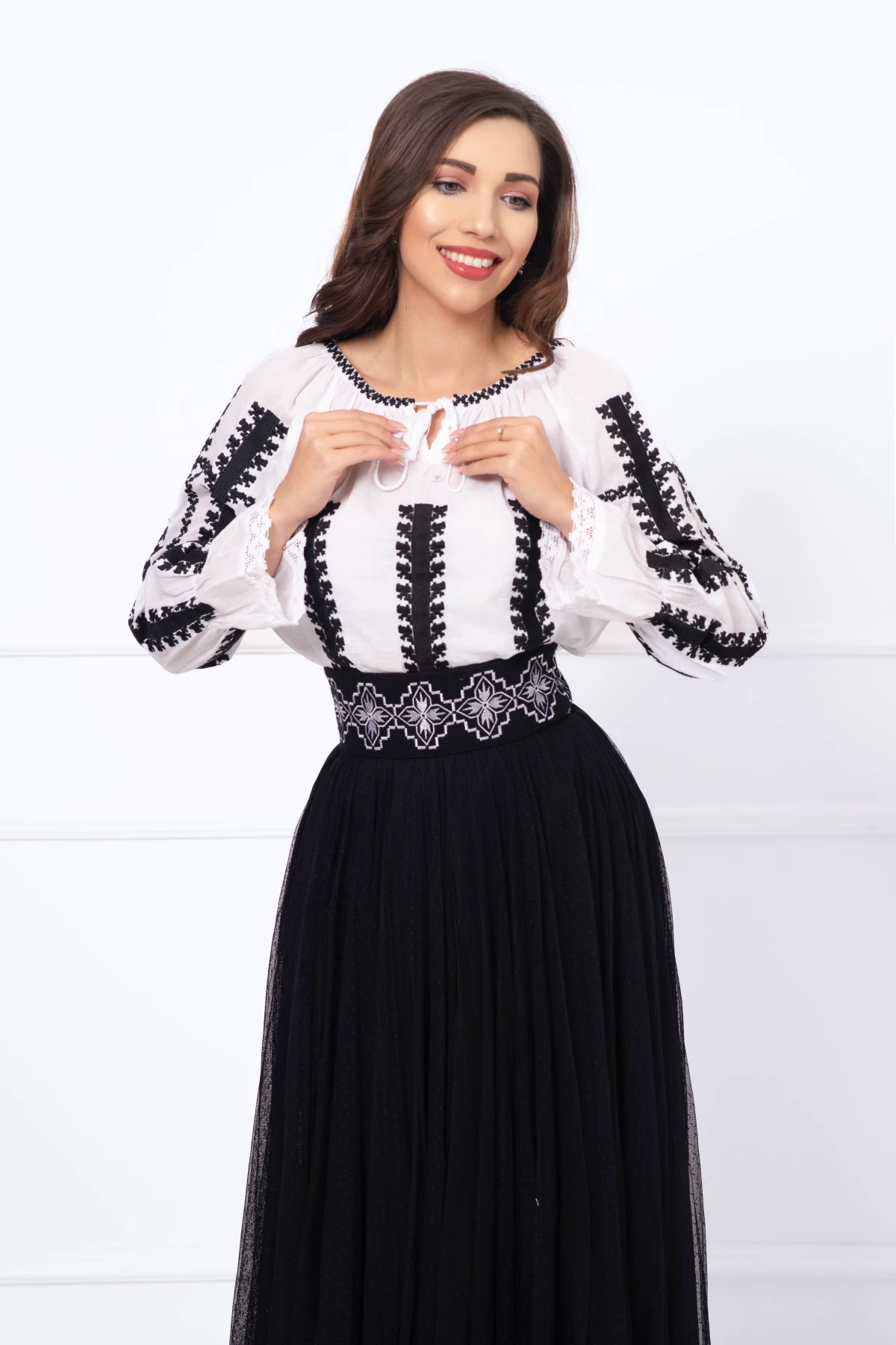 Ie traditionala Transilvaneana alba din bumbac cu broderie neagra