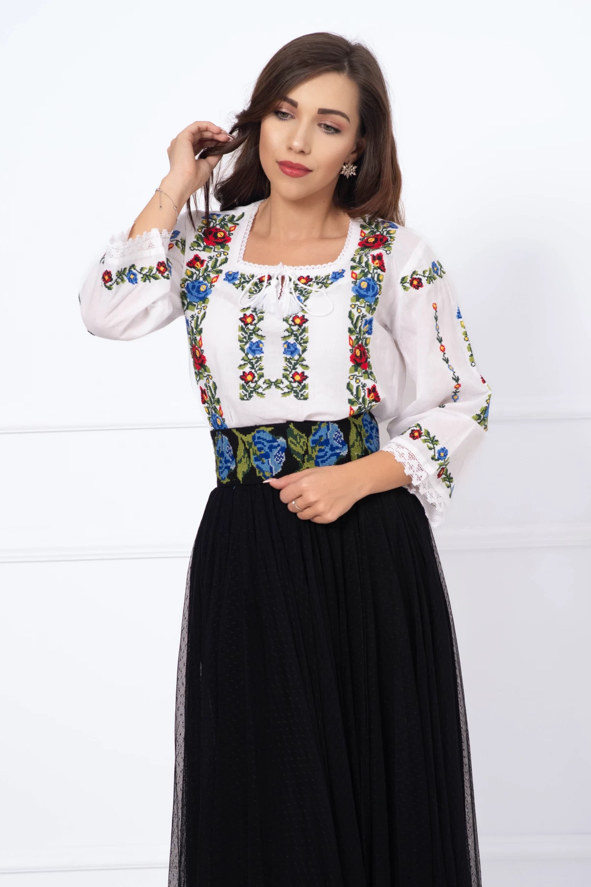Ie dama brodata cu motive florale traditionale multicolore