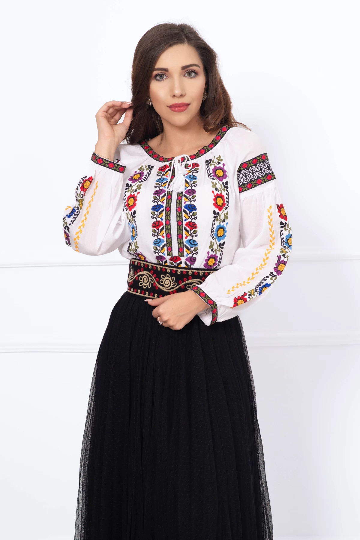 Ie brodata cu motive traditionale florale multicolore