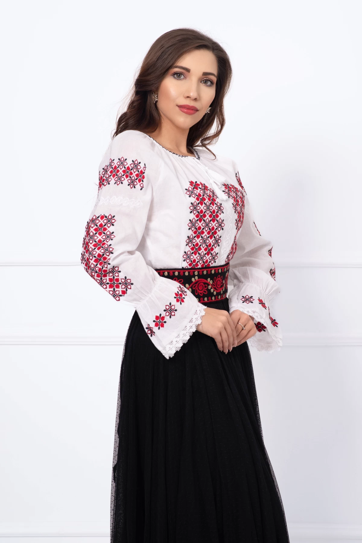 Ie traditionala alba din bumbac cu broderie rosu-negru