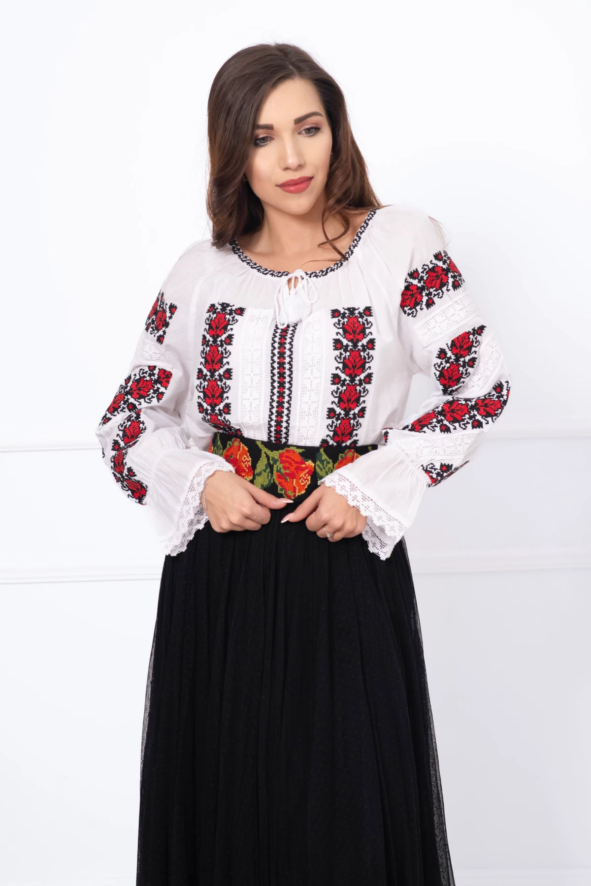 Ie traditionala brodata cu model foloral inspirat din portul national