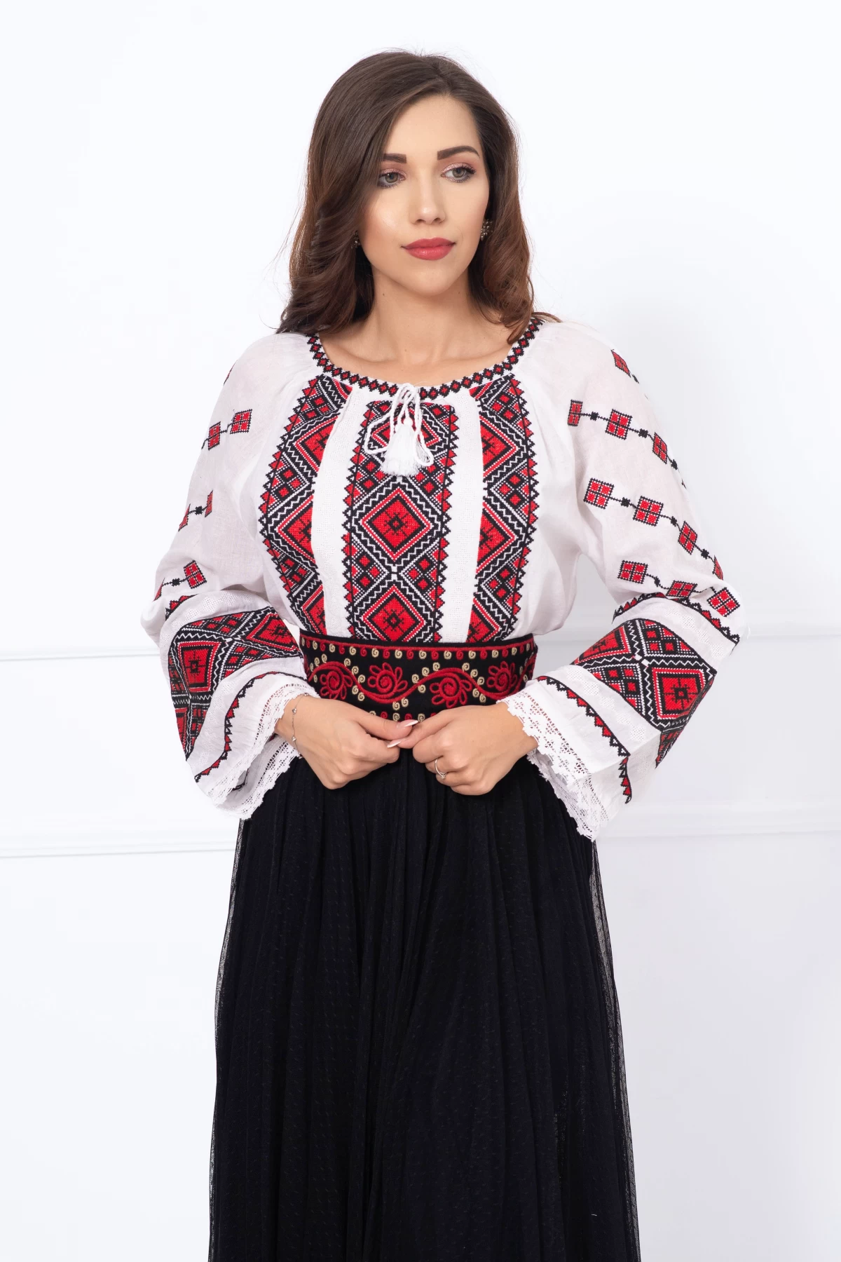 Ie dama traditionala brodata cu simbolui rombului