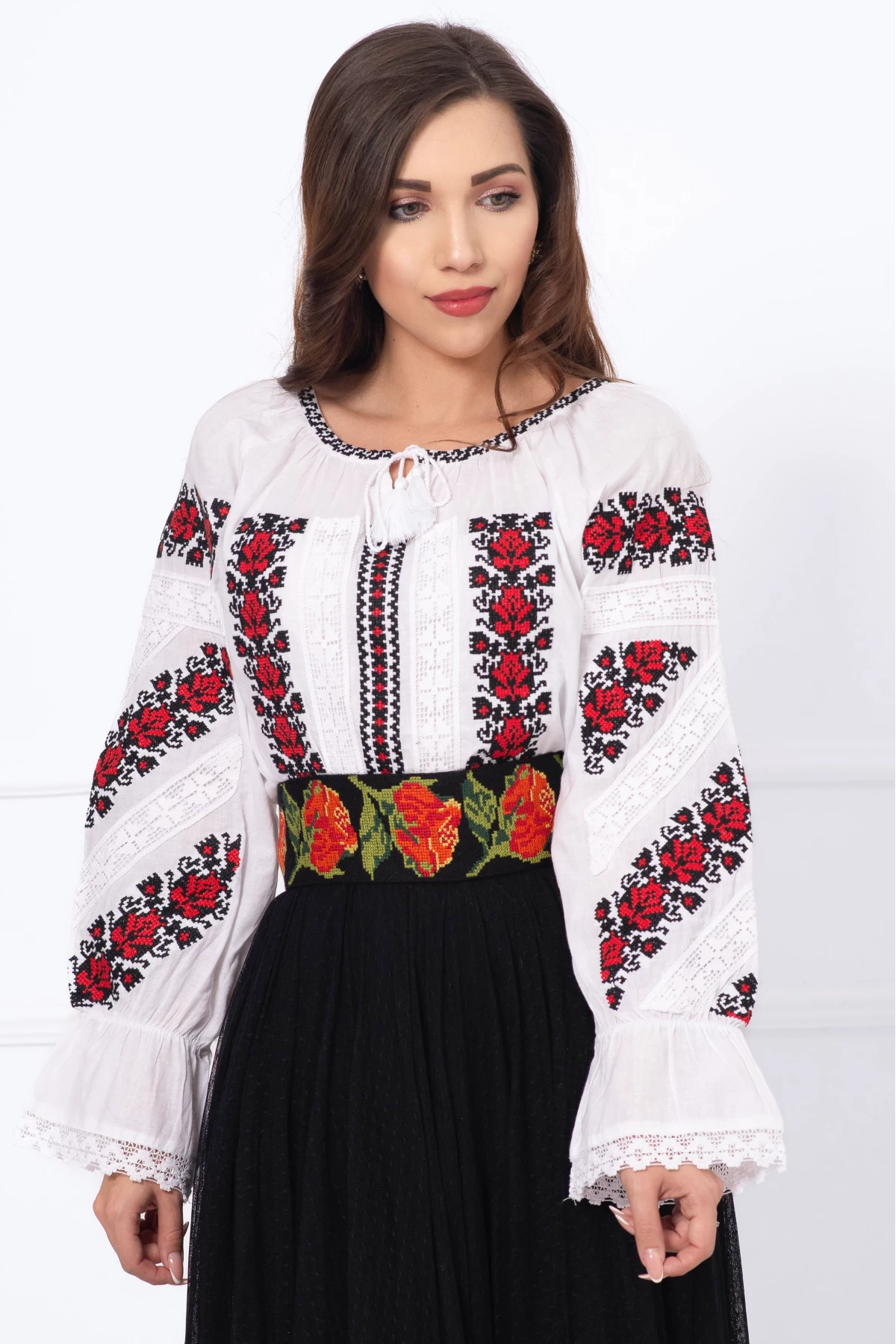 Brau traditional negru Anica cu trandafiri rosii brodati