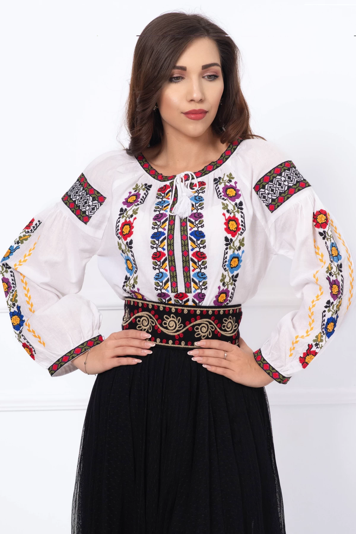 Brau traditional Catinca brodat cu motive inspirate din portul popular