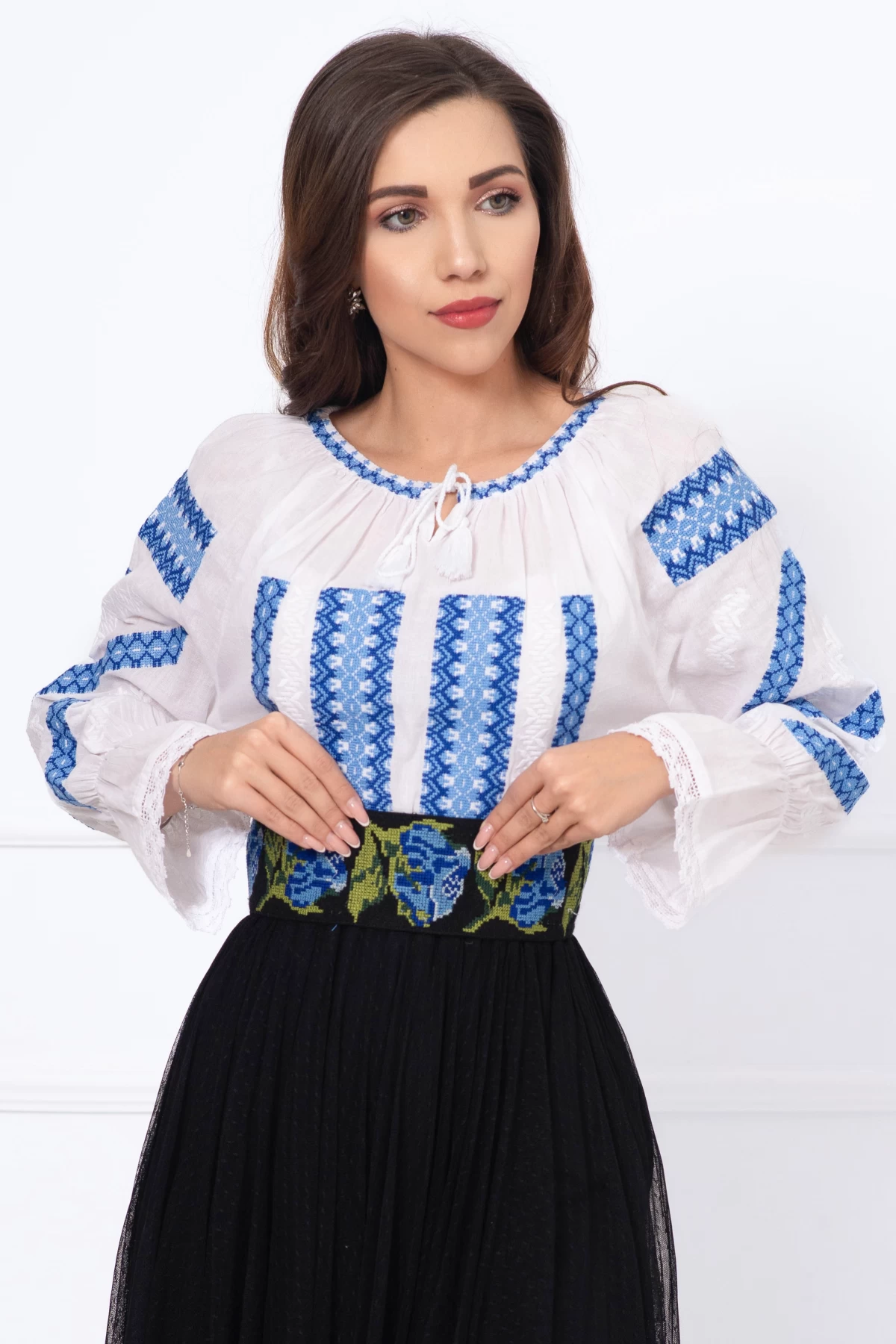 Brau traditional negru Anica cu trandafiri bleu brodati