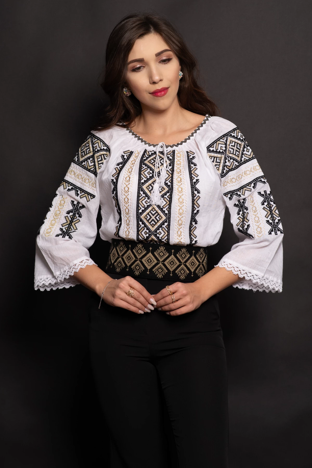 Ie dama Catrina cu broderie neagra in romburi si fir aurit