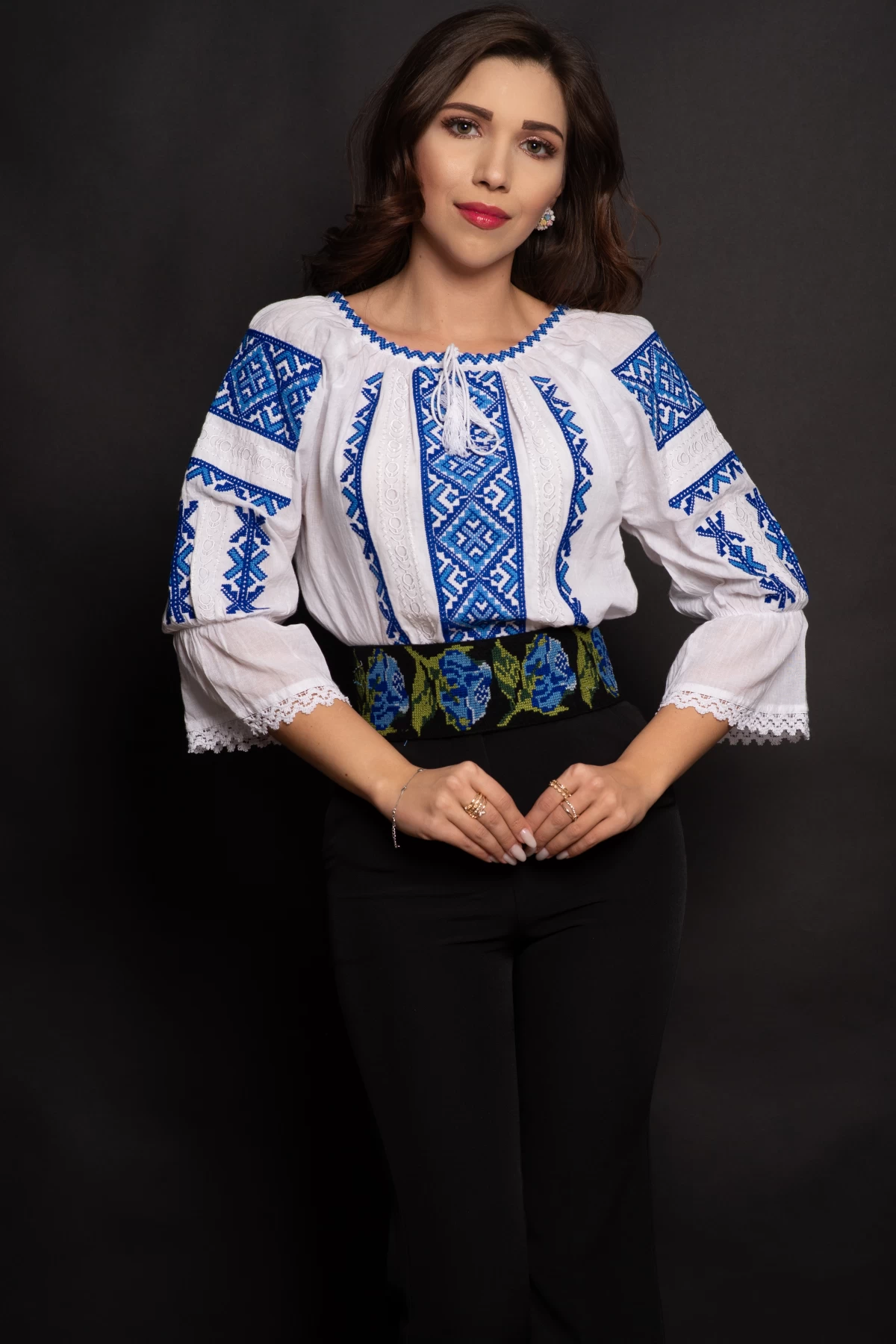 Ie dama Catrina cu broderie albastra cu motivul rombului