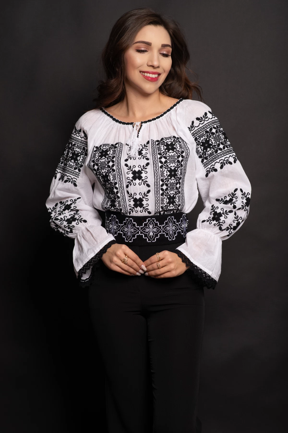 Ie traditionala alba din bumbac Vera cu broderie florala neagra