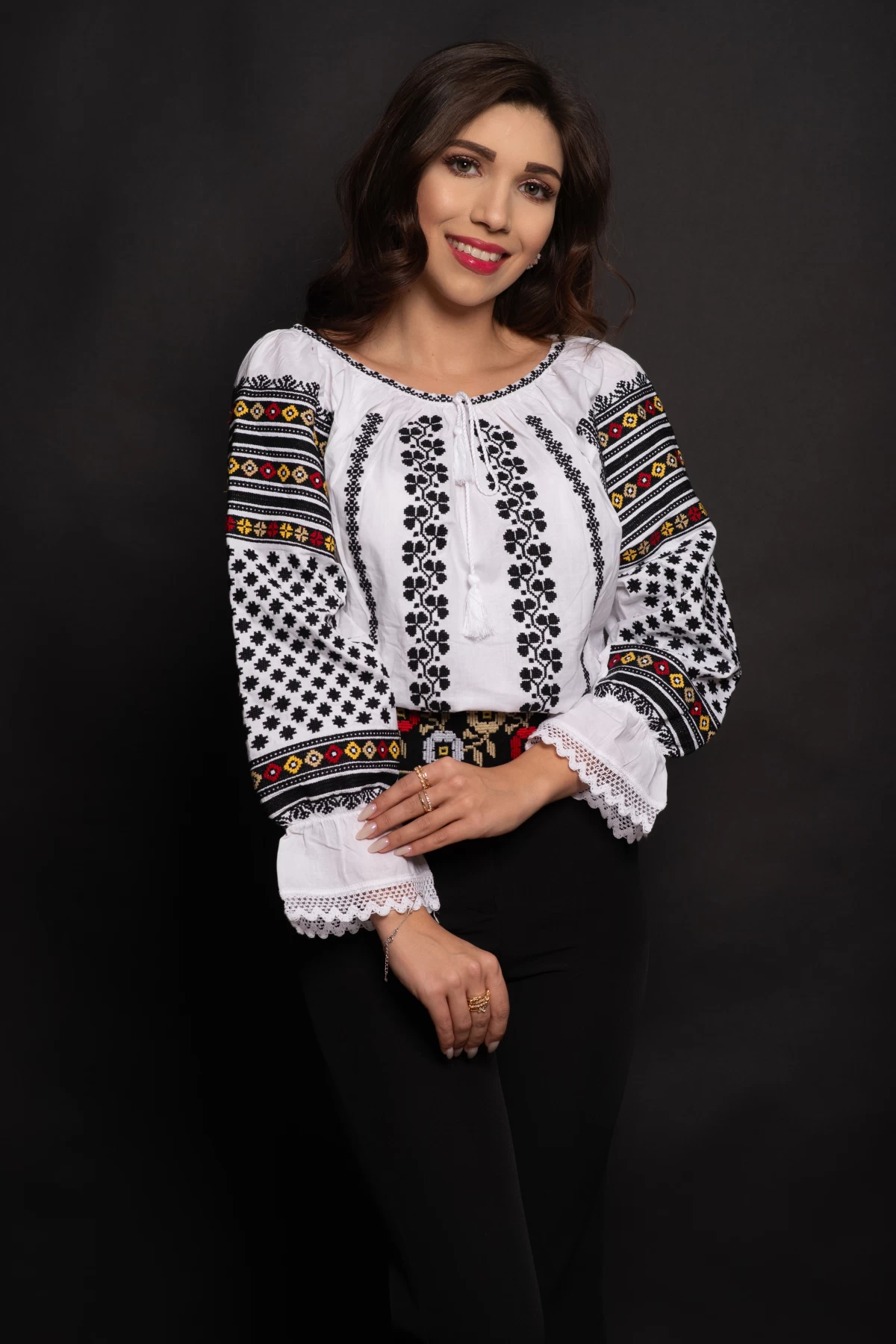 Ie traditionala alba din bumbac Cristina cu frunze de trifoi brodate