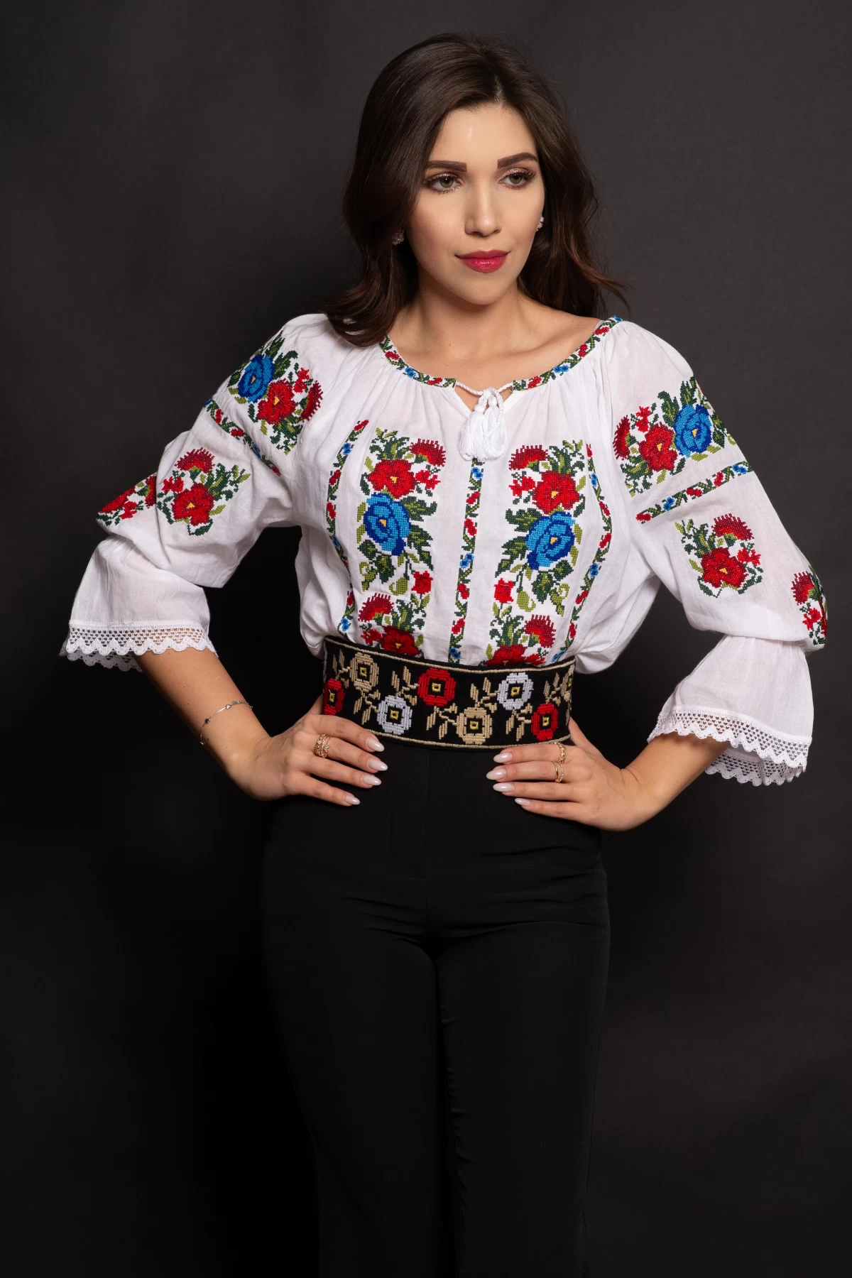 Ie traditionala dama din bumbac alb Loredana cu broderie multicolora
