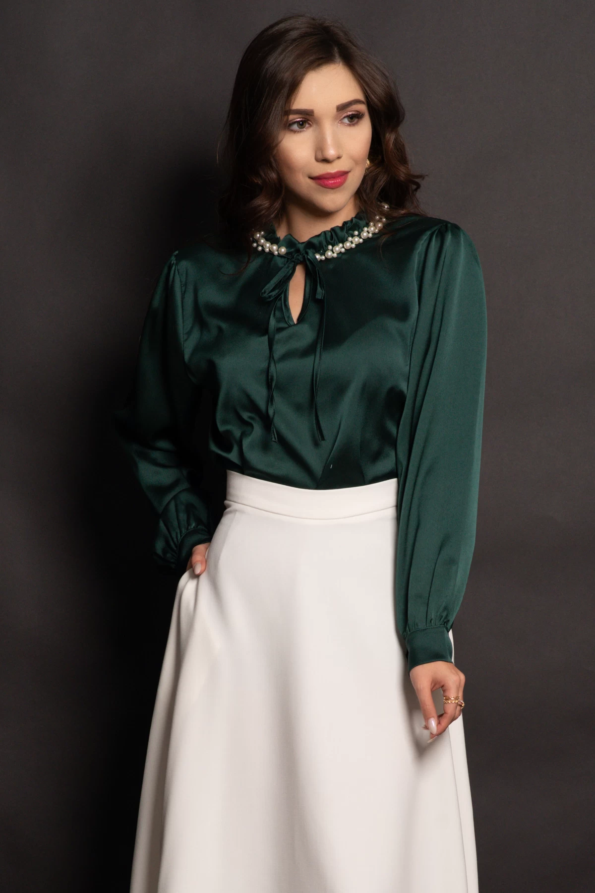 Bluza verde satinata cu guler decorat cu perle