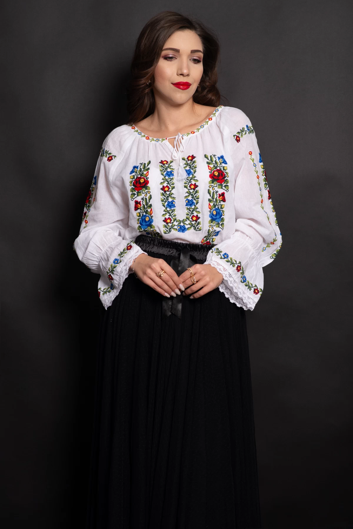 Ie traditionala alba cu broderie florala Amalia din bumbac