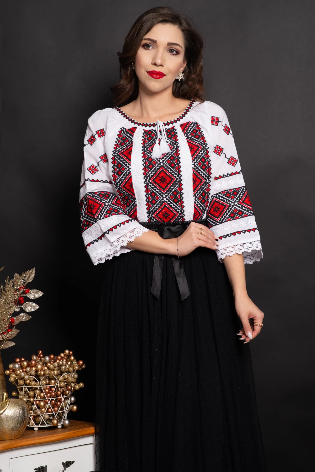 Ie traditionala Consuela alba brodata cu motivul rombului