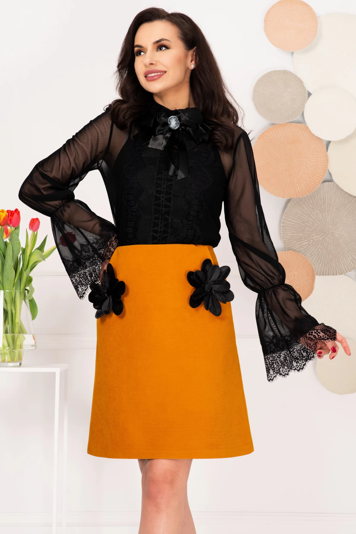 Bluza eleganta Effect neagra cu dantela si funda neagra cu brosa la gat