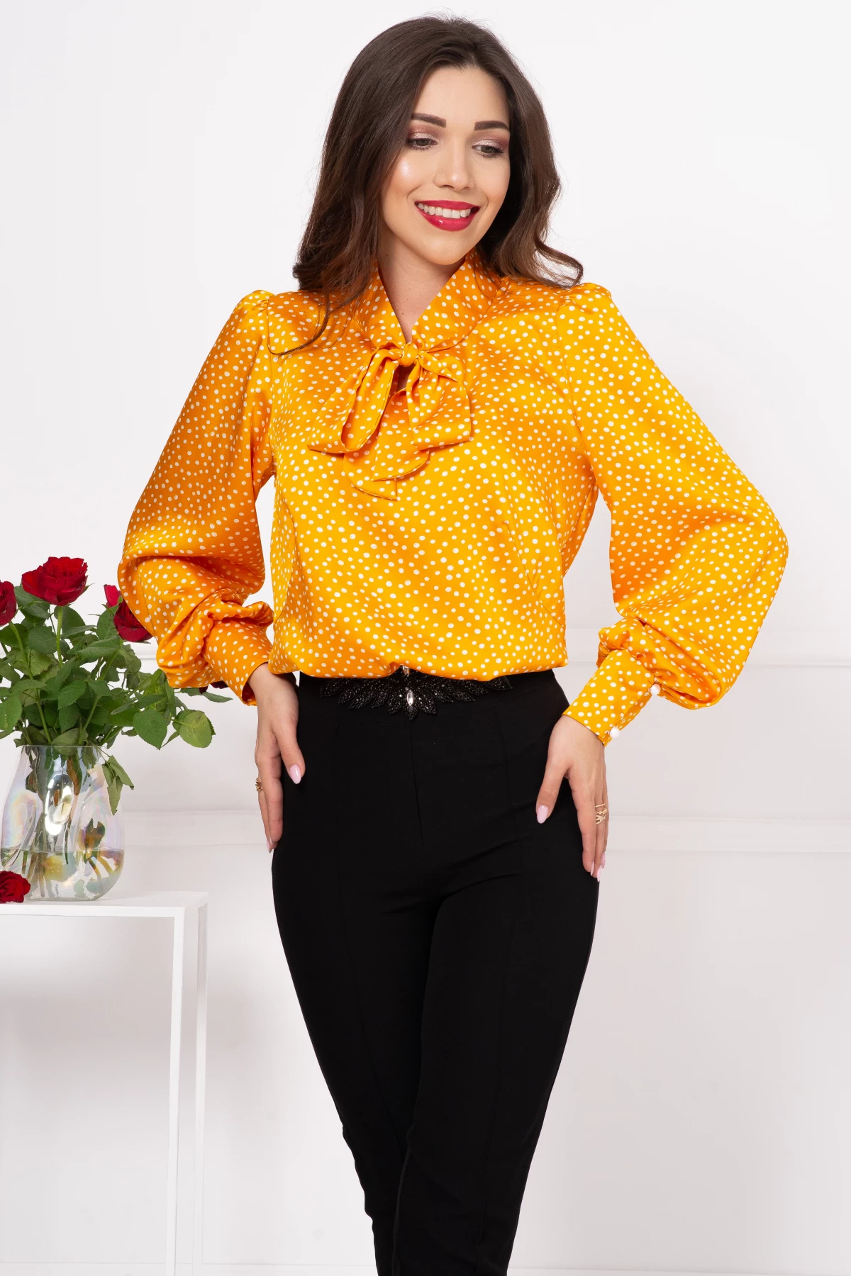 Bluza dama eleganta galbena cu buline si guler tip esarfa